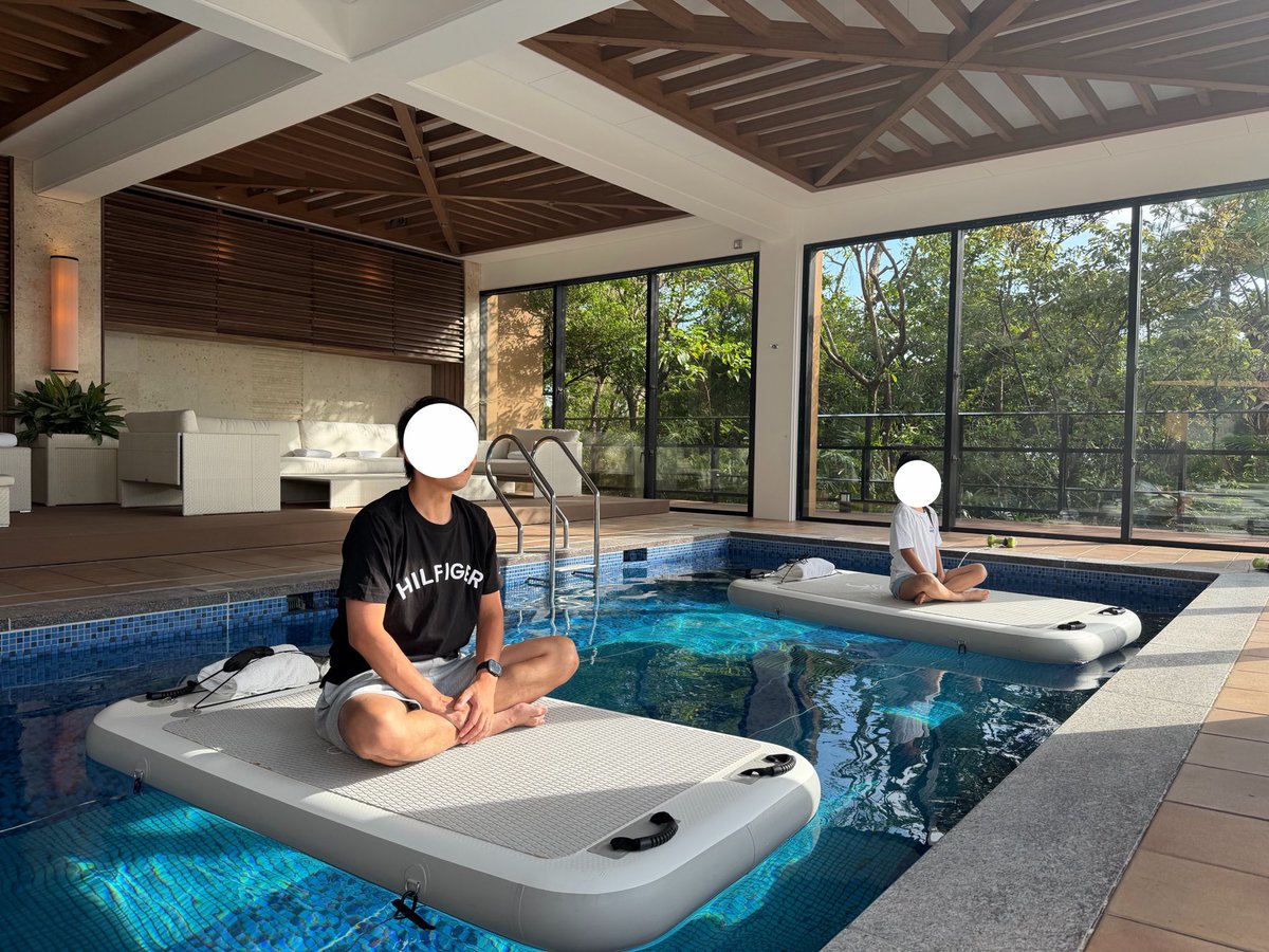 marriottbonv0y's tweet photo. ザ・リッツ・カールトン沖縄🦁
新しいアクティビティの1つ、
琉球フローティング サウンドヒーリング🧘🏽🌳🏝️🎵
40分のうち最初の20分は、沖縄の音に合わせて身体を動かし、後半20分は海の音や外から聞こえる自然の音を聴きながらリラックス😌
めーっちゃオススメ❣️
娘は誕生日の朝から何してるんだ👧ww https://t.co/9SoCz3Z87p