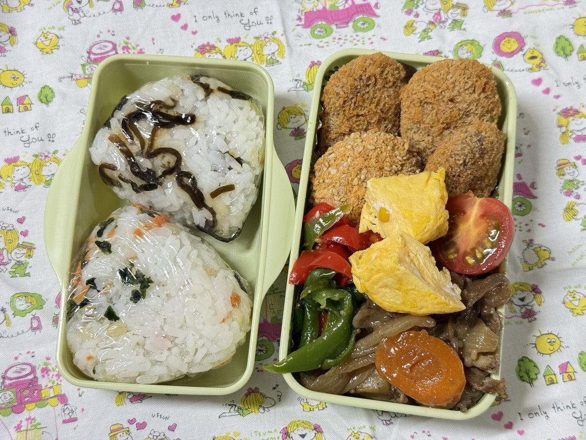 aattsunn's tweet photo. 鶏とごぼうのメンチカツ、かぼちゃコロッケ、肉じゃが、2色ピーマンのナムル、コーンオムレツ　#harusan #お弁当 https://t.co/iBL6sjSeqi