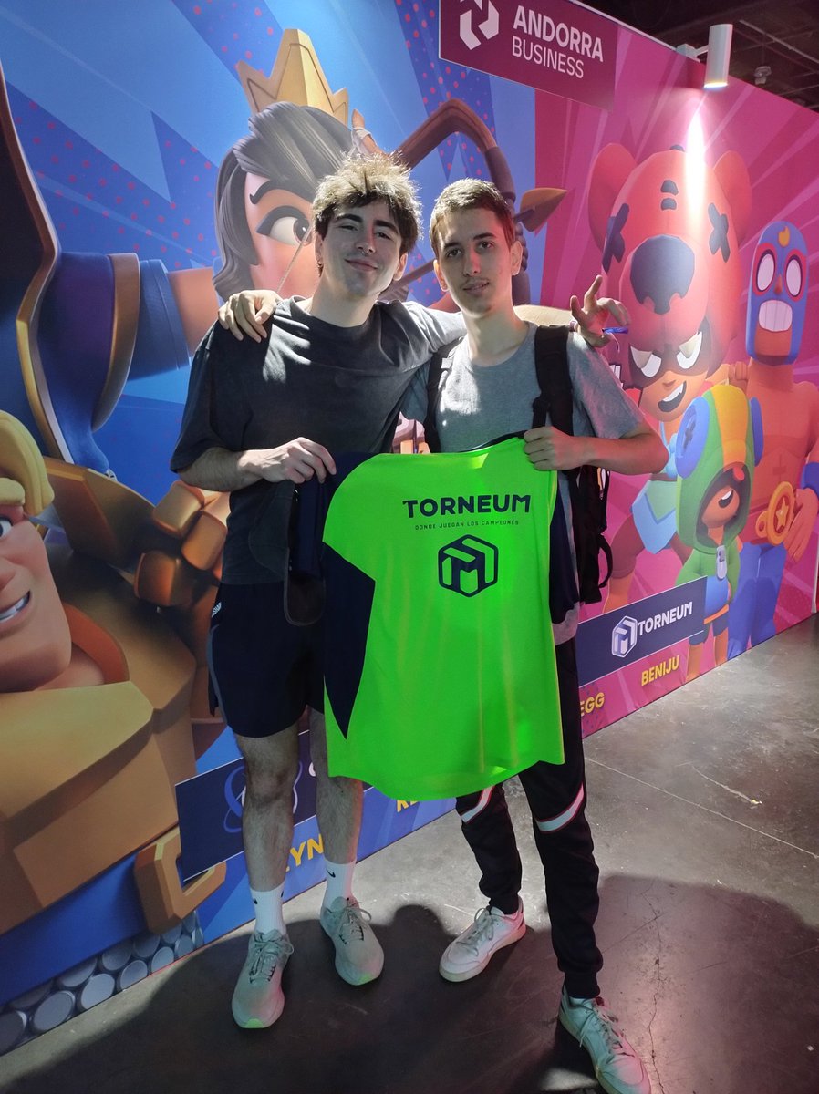 vicente3502's tweet photo. Un año más en la OWN Valencia:
-Conozco a beniju 
-Gano premios de los eventos 
-Quedo 8 en el torneum me llevo premio y el primer archivo de logro en royaleapi
SUPER CONTENTO CON TODO💯 https://t.co/YEufwbHR5e