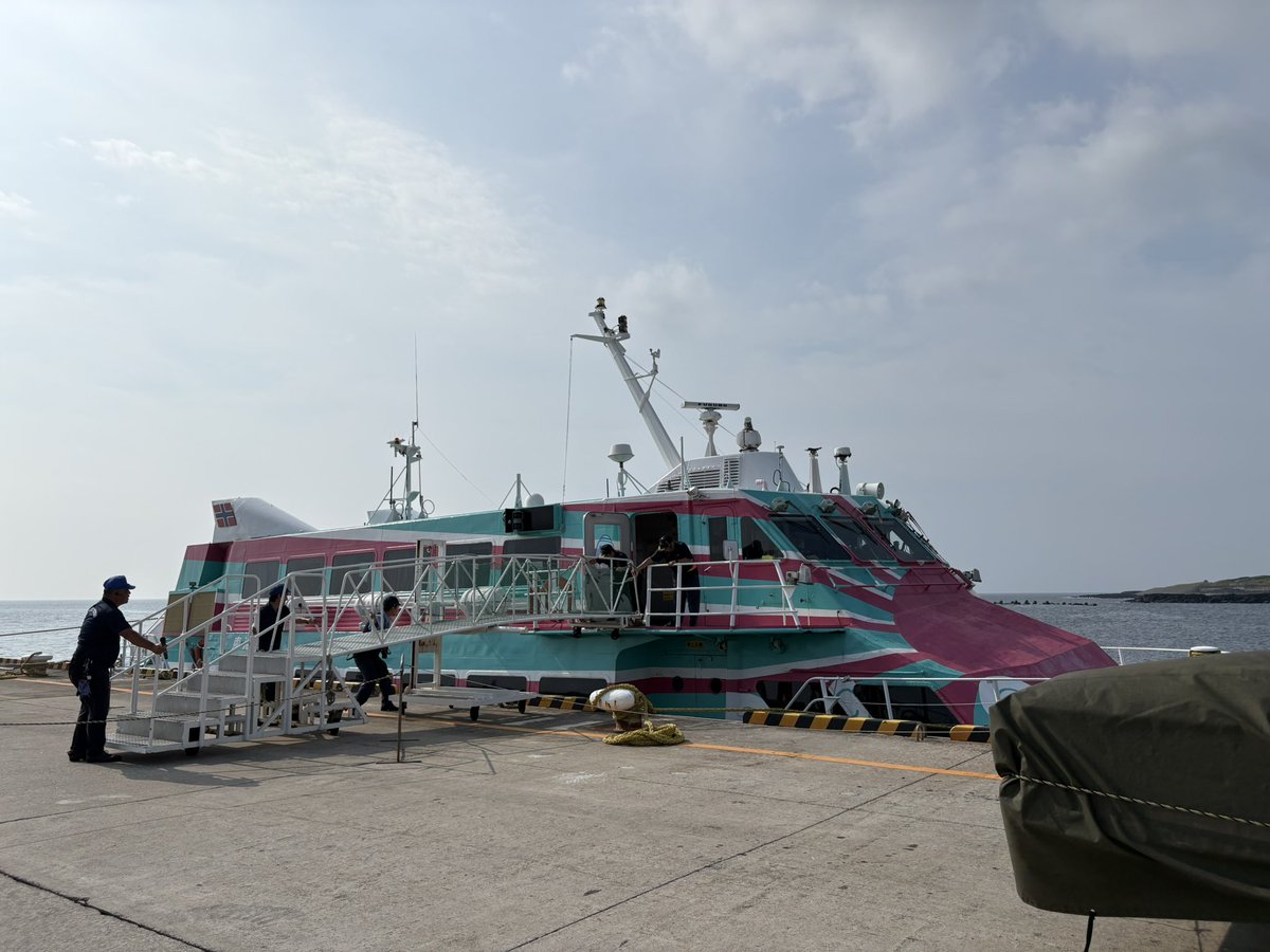rb_kli's tweet photo. 元町港から出航！
着席したらすぐに寝てしまって、起きたら竹芝🚢
あっという間だった😊 https://t.co/jHzlWF4hD0