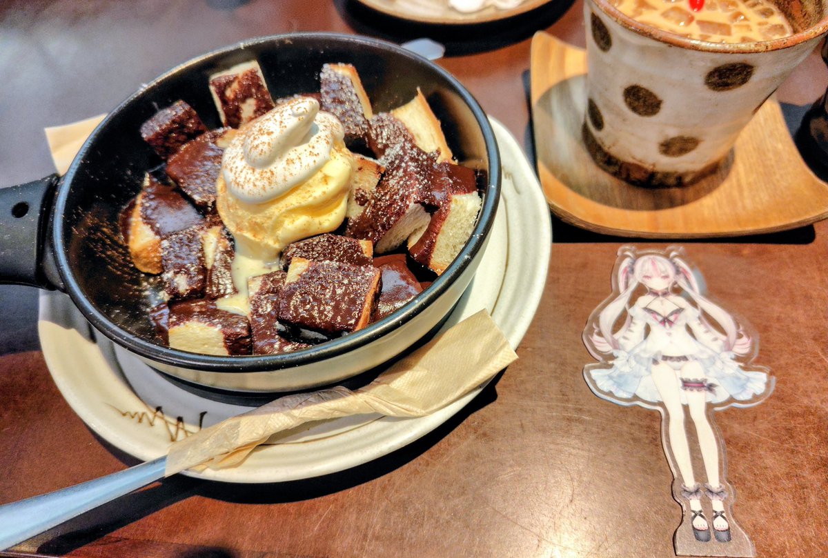 ainoorakuru's tweet photo. 本日のモーニングはバニラアイスのチョコパングラタンとミックスホットサンド。
キャベツたまごハムのホットサンドでお腹を満たし、チョコホイップバニラアイスで心を満たす朝の美味。
甘くて濃厚なので、パンの量はもう少しボリューム控えめで良いかも。
#桃川ニジマス https://t.co/Ai6L6Vir9l