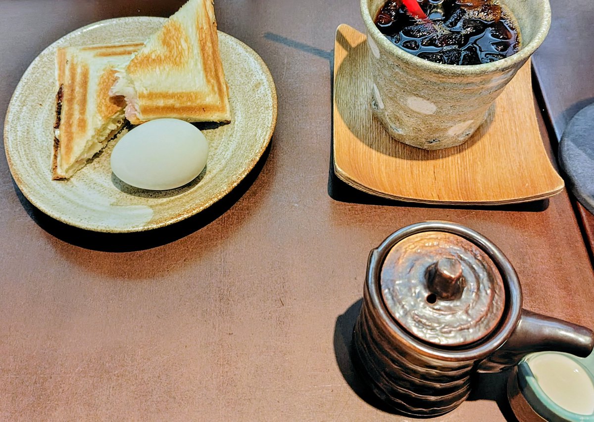 ainoorakuru's tweet photo. 本日のモーニングはバニラアイスのチョコパングラタンとミックスホットサンド。
キャベツたまごハムのホットサンドでお腹を満たし、チョコホイップバニラアイスで心を満たす朝の美味。
甘くて濃厚なので、パンの量はもう少しボリューム控えめで良いかも。
#桃川ニジマス https://t.co/Ai6L6Vir9l