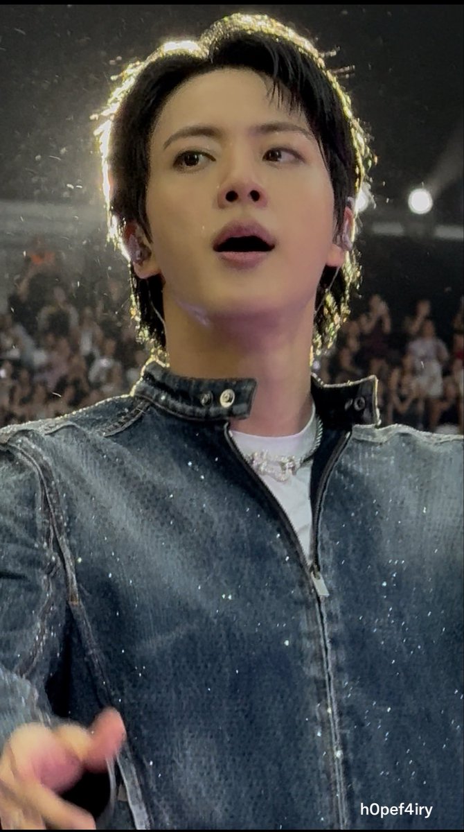 h0pef4iry's tweet photo. I really got to capture his beauty omg #btsparis https://t.co/VCeiPWnYzv