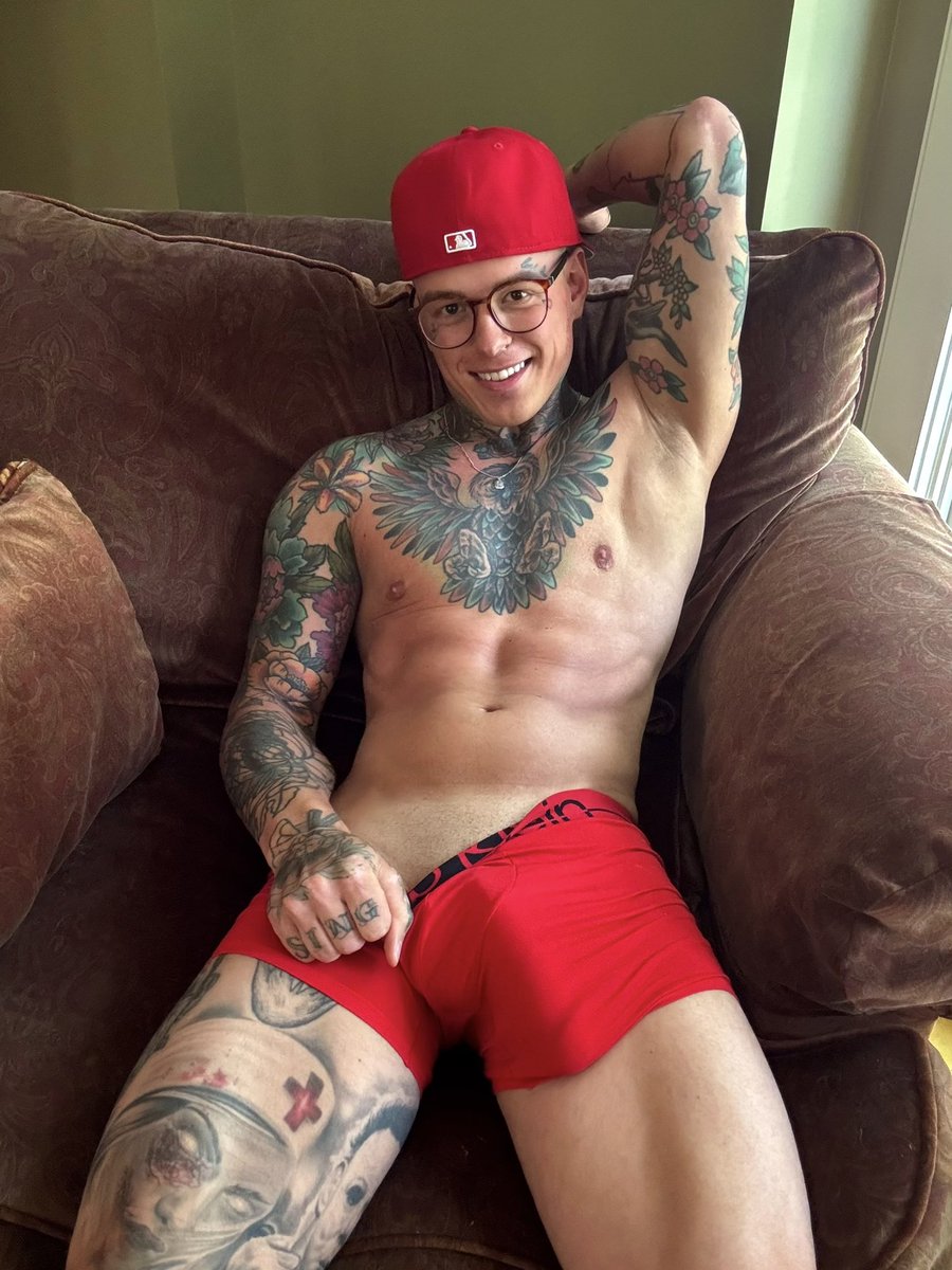Johnathoncainee's tweet photo. Haven’t posted here in over a year. So here’s my yearly update. 😏���� https://t.co/nejoCCZBk3