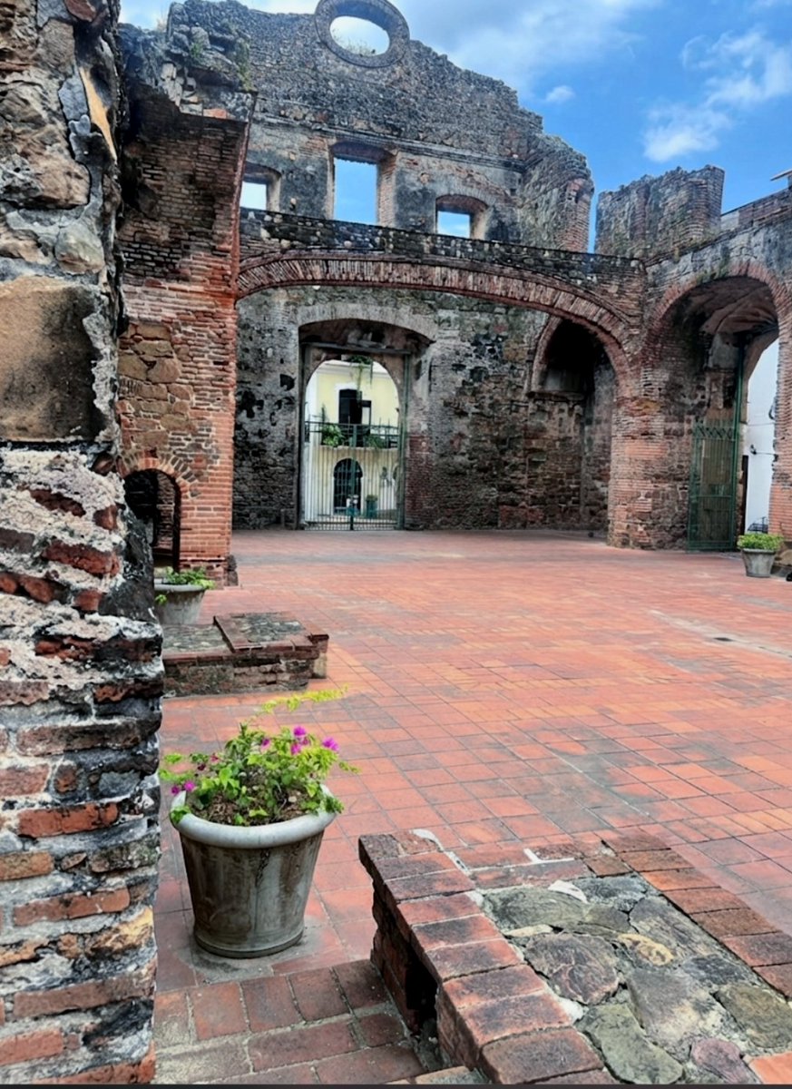 rodpma's tweet photo. 🇵🇦💕📷🎶
Viernes en el Casco y el cuerpo finalmente lo sabe...
Aunque me disfruto el ‘flow’ y la productividad de toda la semana, este día tiene una vibra diferente; es mi desconexión favorita entre calles de piedra.
#CascoAntiguoPanama 🇵🇦
#ciudadpanamá #weekend
#relaxday https://t.co/SCA40YFkMY