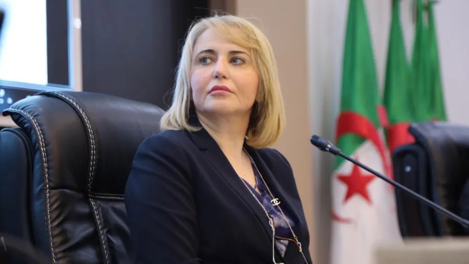 mustapha83649's tweet photo. ابتسام حملاوي من راسبة في الطب إلى التحكم في القضاة برنة هاتف 

ماننساش حكايتها مع صحفية زينب و  سجنها لها و ياسين بن شطاح كيفاش ذلاتو راكم علابالكم أمور قذرة 🤮

بوجعها رأسها من واحد تدخلو للحبس ، بعض أشباه الرجال المسؤولين يسبحولها 

اه كون يفطن الشعب ليها هاذي 🙂 https://t.co/XhsFDpF2vK