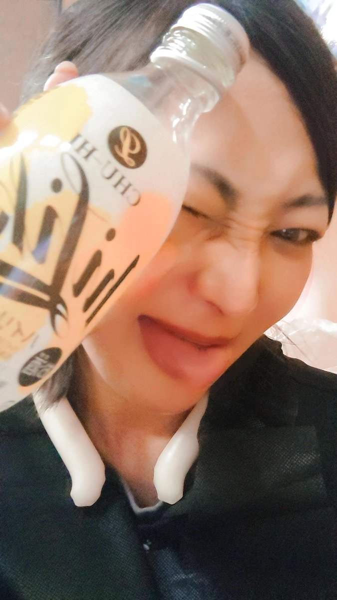 itsuki_0210's tweet photo. 出会いは突然！
子供の頃からこの“キイロい小瓶”見ていたはずなのに⋯あなたの事、全然知らなかったの。

大人になって再会。

私にとっては
何処か昭和の面影を残した“おかえり”の1杯😊

背伸びした日々や、涙した日も、キンキンに冷えたさっぱりフレッシュな1杯で吹き飛ぶのょ。

#カンパイ https://t.co/qGqX1IrFQG