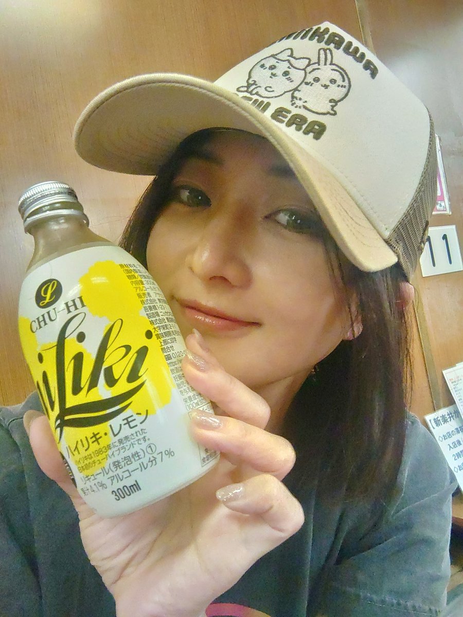 itsuki_0210's tweet photo. 出会いは突然！
子供の頃からこの“キイロい小瓶”見ていたはずなのに⋯あなたの事、全然知らなかったの。

大人になって再会。

私にとっては
何処か昭和の面影を残した“おかえり”の1杯😊

背伸びした日々や、涙した日も、キンキンに冷えたさっぱりフレッシュな1杯で吹き飛ぶのょ。

#カンパイ https://t.co/qGqX1IrFQG
