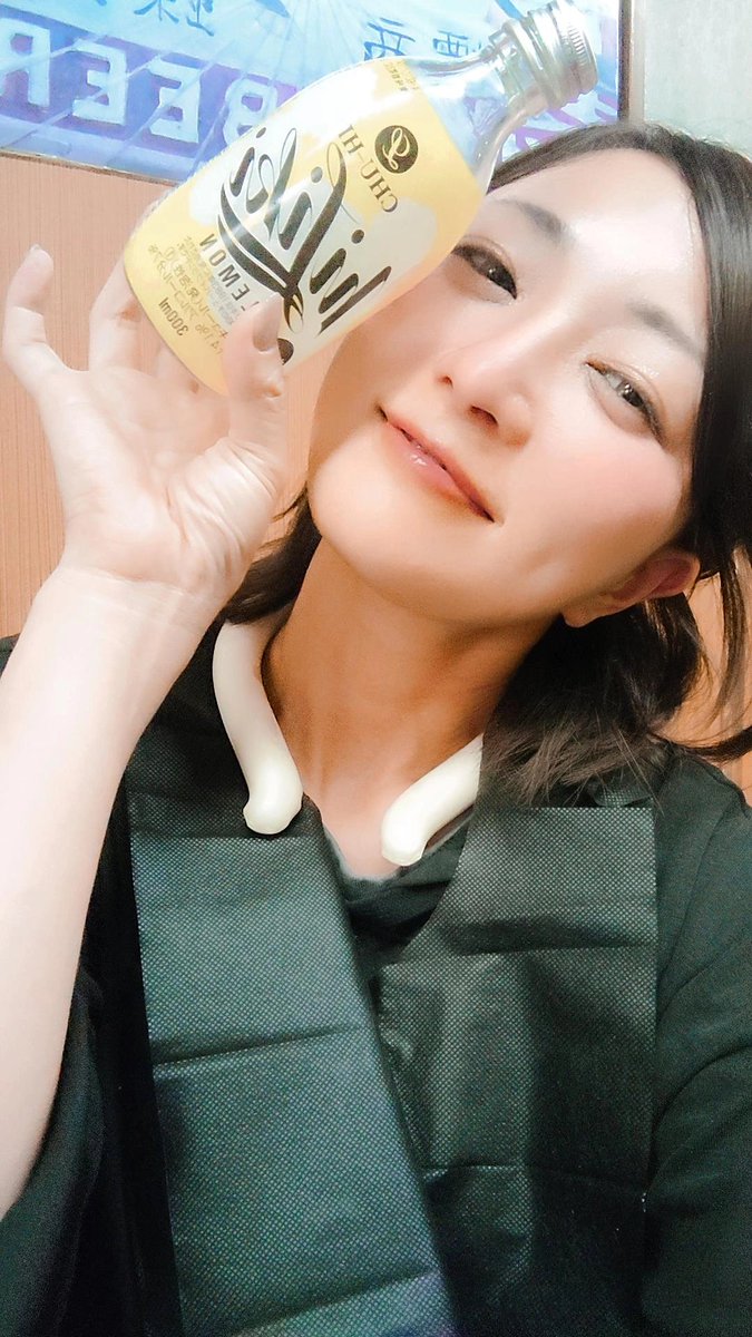 itsuki_0210's tweet photo. 出会いは突然！
子供の頃からこの“キイロい小瓶”見ていたはずなのに⋯あなたの事、全然知らなかったの。

大人になって再会。

私にとっては
何処か昭和の面影を残した“おかえり”の1杯😊

背伸びした日々や、涙した日も、キンキンに冷えたさっぱりフレッシュな1杯で吹き飛ぶのょ。

#カンパイ https://t.co/qGqX1IrFQG