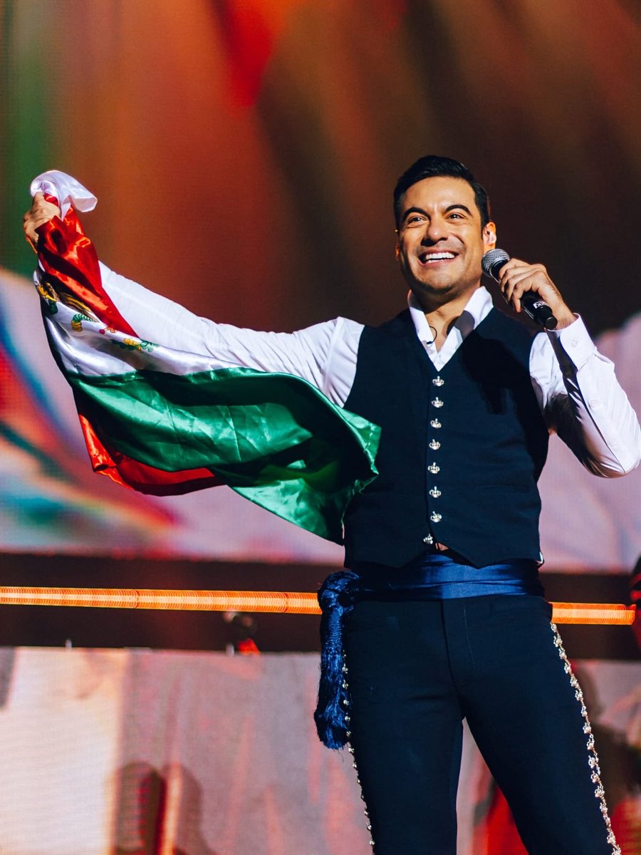 solotu_cr's tweet photo. 💙🇨🇷 Más Fotitos del concierto en Acoruña, España 🇪🇸 ❤️
Que bien se le ve la playerita de la selección Española 🫶🏽@_CarlosRivera @riveristashq @WestWoodEntt @solotu_cr @sonymusicca @ClubSoloTu https://t.co/Otm7Kcbl4V