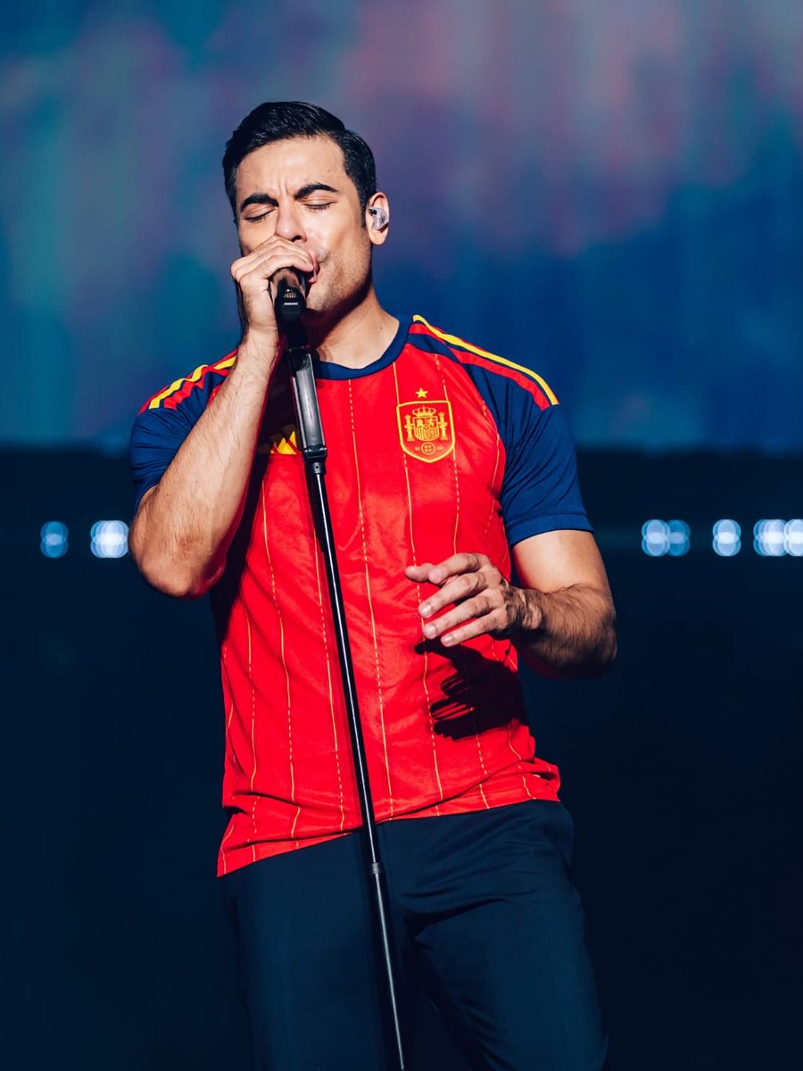 solotu_cr's tweet photo. 💙🇨🇷 Más Fotitos del concierto en Acoruña, España 🇪🇸 ❤️
Que bien se le ve la playerita de la selección Española 🫶🏽@_CarlosRivera @riveristashq @WestWoodEntt @solotu_cr @sonymusicca @ClubSoloTu https://t.co/Otm7Kcbl4V