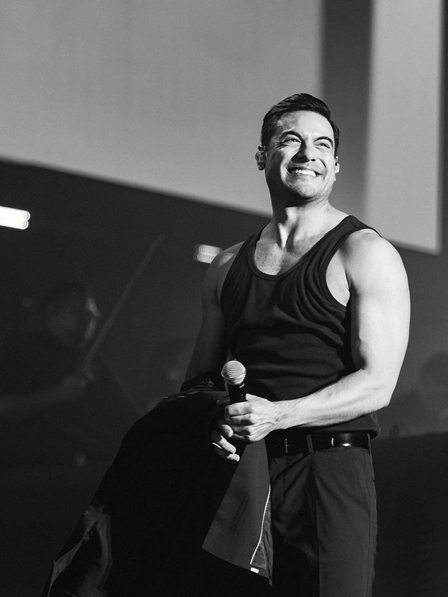 solotu_cr's tweet photo. 💙🇨🇷 Más Fotitos del concierto en Acoruña, España 🇪🇸 ❤️
Que bien se le ve la playerita de la selección Española 🫶🏽@_CarlosRivera @riveristashq @WestWoodEntt @solotu_cr @sonymusicca @ClubSoloTu https://t.co/Otm7Kcbl4V