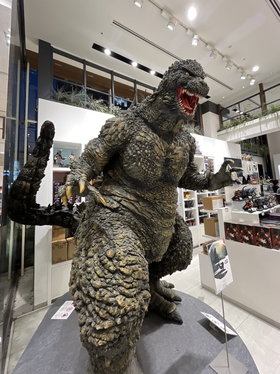 iro_nuri_sub's tweet photo. 昨日久しぶりにゴジラ・ストア行ってきた。新しいスマホスタンド飾ってあった。 https://t.co/xuHzygxVnf
