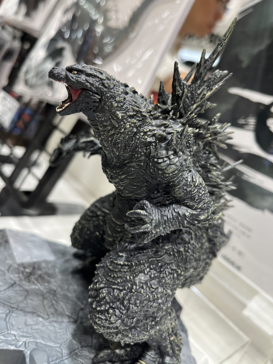 iro_nuri_sub's tweet photo. 昨日久しぶりにゴジラ・ストア行ってきた。新しいスマホスタンド飾ってあった。 https://t.co/xuHzygxVnf