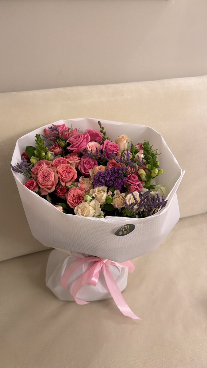 lRemwv's tweet photo. ما زالت احتفالات التخرج مستمره 
Thank u my friends 
🩷🩷🩷 https://t.co/bbgjsbkMHd