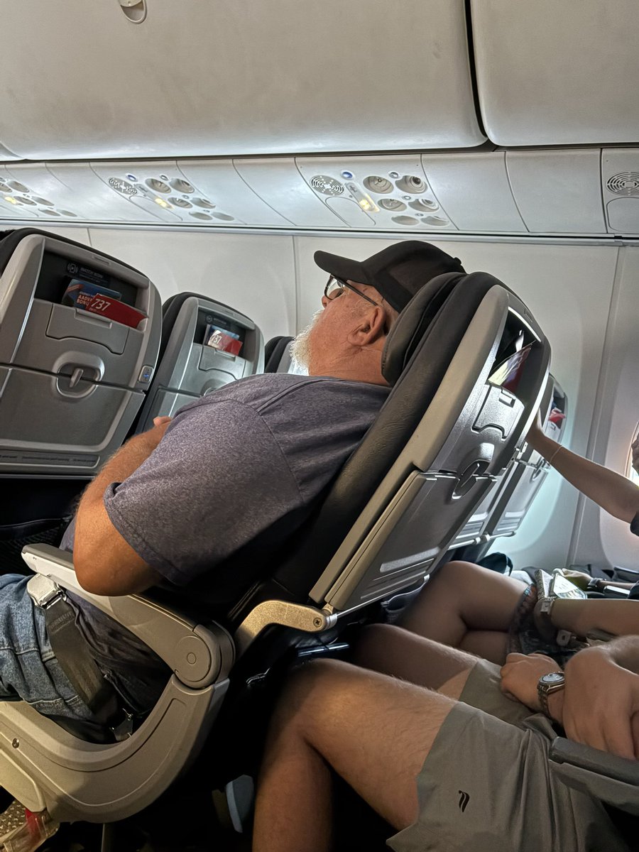 bigg_honky's tweet photo. #Eradicate fat fucks that lean back in plane seats https://t.co/DiZaVCNd2Y