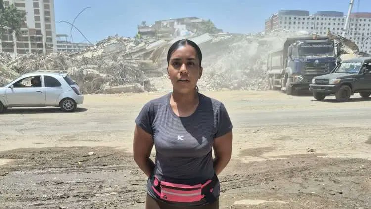 NotiExpressColo's tweet photo. La joven que lleva tres semanas sin apartarse de los escombros donde se encuentran sus familiares

Lorena Laya se mudó a La Guaira para buscar a su padre, su madrastra y sus hermanos, después de los dos terremotos que estremecieron a Venezuela el pasado 24 de junio.

Mudarse es una forma de explicar la rutina que ha adoptado durante las últimas tres semanas: mantenerse alerta junto a la excavadora oruga que remueve los escombros en el día y dormir en casa de su abuelo paterno por las noches.

Sólo cuando necesita ropa limpia, regresa a su casa en Caracas.

“Estamos aquí desde que la máquina se enciende hasta que se apaga”, dice la joven de 24 años desde un rincón donde su teléfono recobra señal, lejos del ruido de las máquinas y bajo la sombra de un árbol que suaviza el impacto del sol del Caribe.

“Cuando la máquina está trabajando no me despego de allí. En dos ocasiones ha pasado que si no estamos atentos puede llevarse los cuerpos”, cuenta Lorena cerca de una carpa que dejaron unos vecinos después de haber encontrado a sus familiares bajo las ruinas.

Esta carpa le sirve como refugio cuando ya no tiene fuerzas para vigilar las máquinas. Allí comparte, junto con los familiares de otros desaparecidos, la esperanza de que alguien más sea rescatado con vida.

“Si sobreviví fue para encontrarlos. Estoy dándolo todo para lograrlo”.