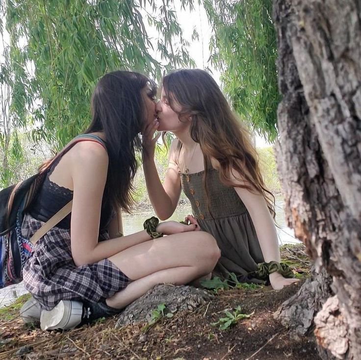 The_MoonlitKiss's tweet photo. "Girls loving girls will always be beautiful. 🏳️‍🌈" https://t.co/1HYU4UCezv
