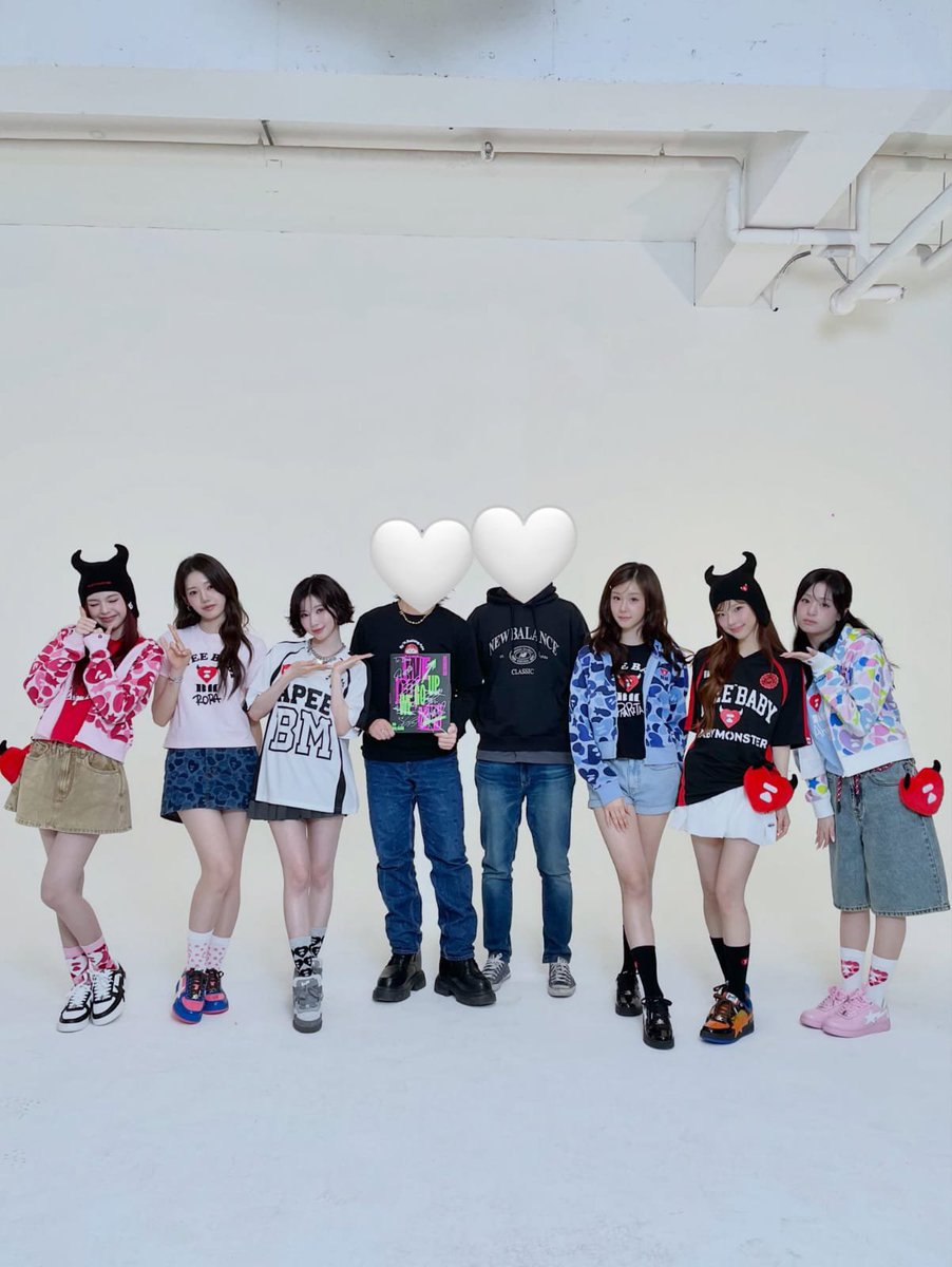 forbabymonster's tweet photo. The PD who worked on BABYMONSTER's collaboration with APEE has posted photos with the members. 

#BABYMONSTER #베이비몬스터 @YGBABYMONSTER_ https://t.co/gOx47s7dD8