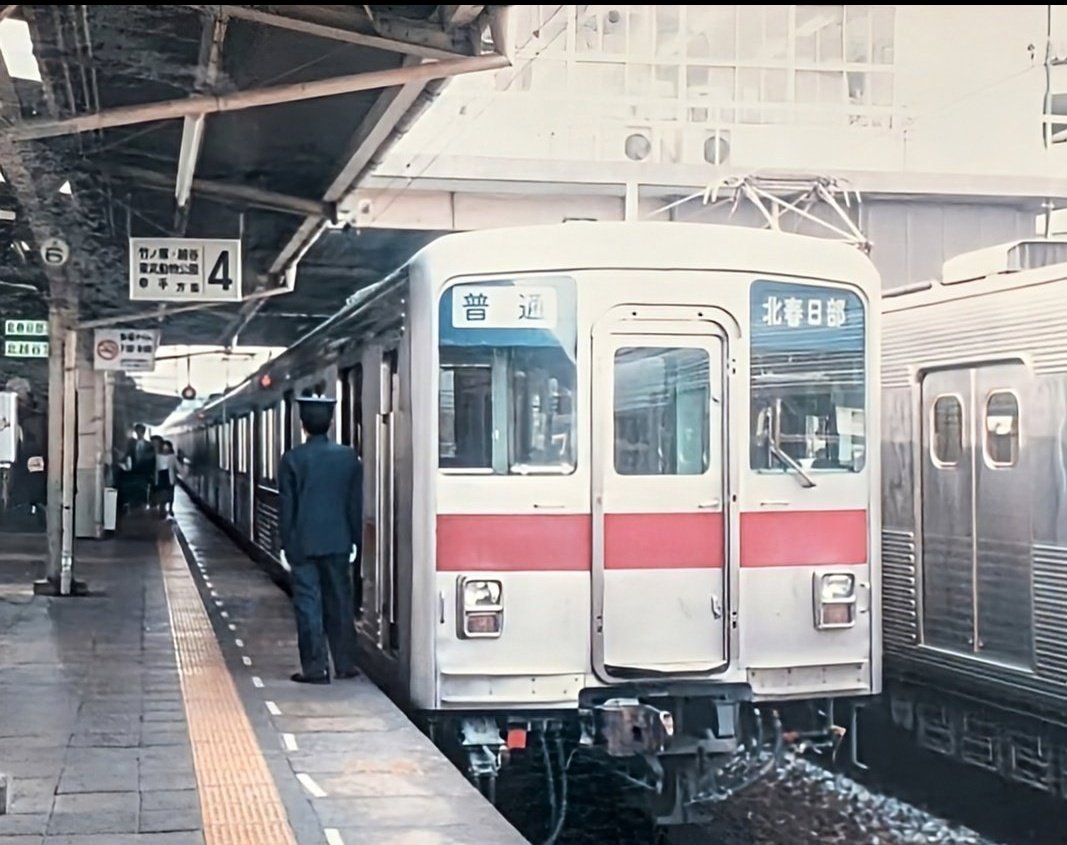 ragio89488423's tweet photo. ■東武線撮影記
（S61・62）☆再掲

当時 #東武線 の最新式…

▽昭和58年登場10000系
▽昭和56年登場・試作車1編成9000系
　（量産型は昭和62年）

1枚窓にギザギザの多いステンレス車体で、使いこまれた感じの格好良さがあります。

#東武鉄道 #懐かしい鉄道
#東武10000系デビュー40周年 https://t.co/AqRC256cDD