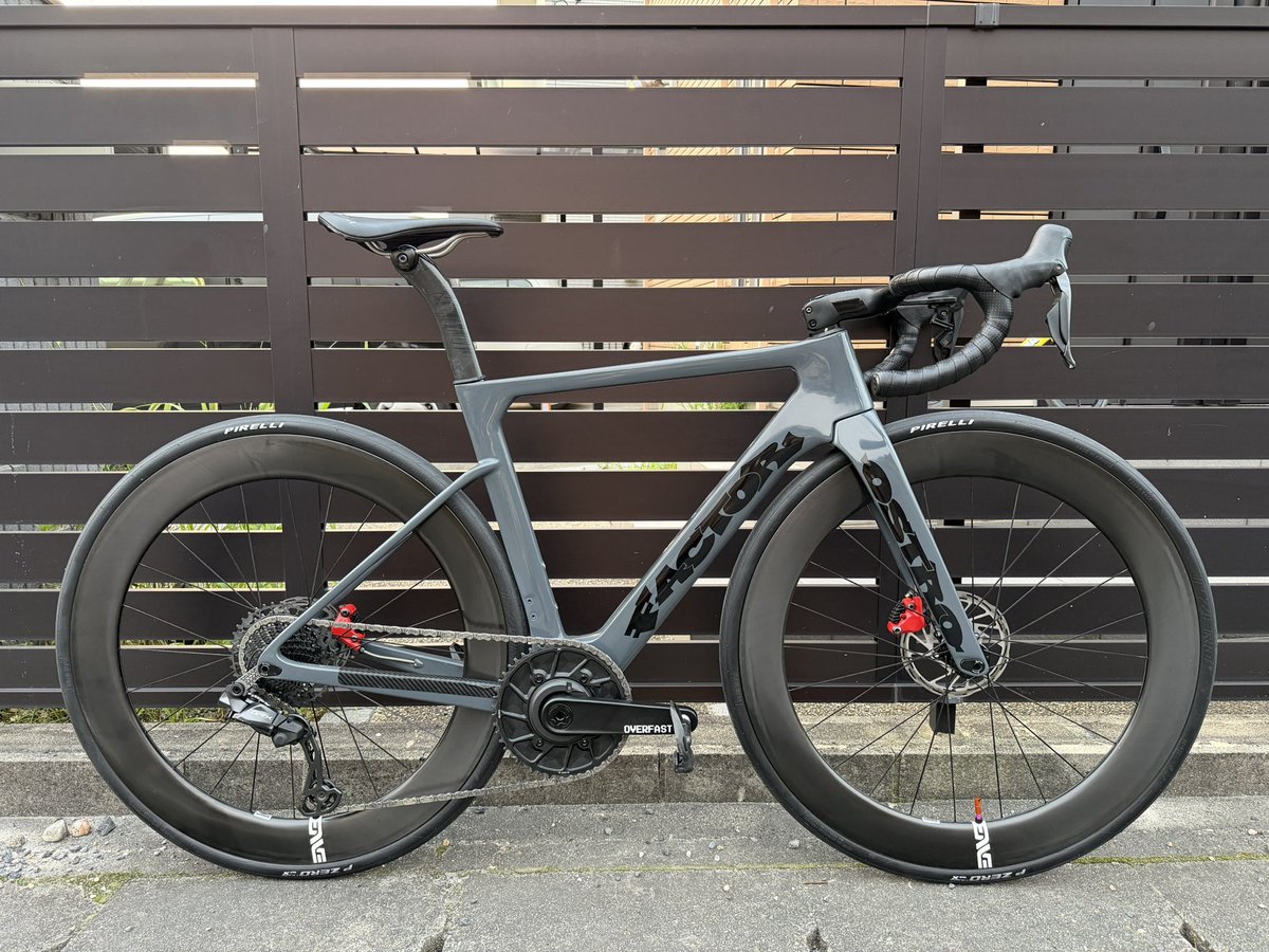 yokohacchi's tweet photo. ようやくできたぼくのバイクです
factor ostro vam
ポルシェGT3 RSをロードバイクでやるべく
ベース塗装を全部剥がしてポルシェのスレートグレーに
ロゴも完全オリジナル仕様
ブレーキキャリパーは赤塗装
刺さる人にだけ刺さってね https://t.co/fpWNmu9Gu9