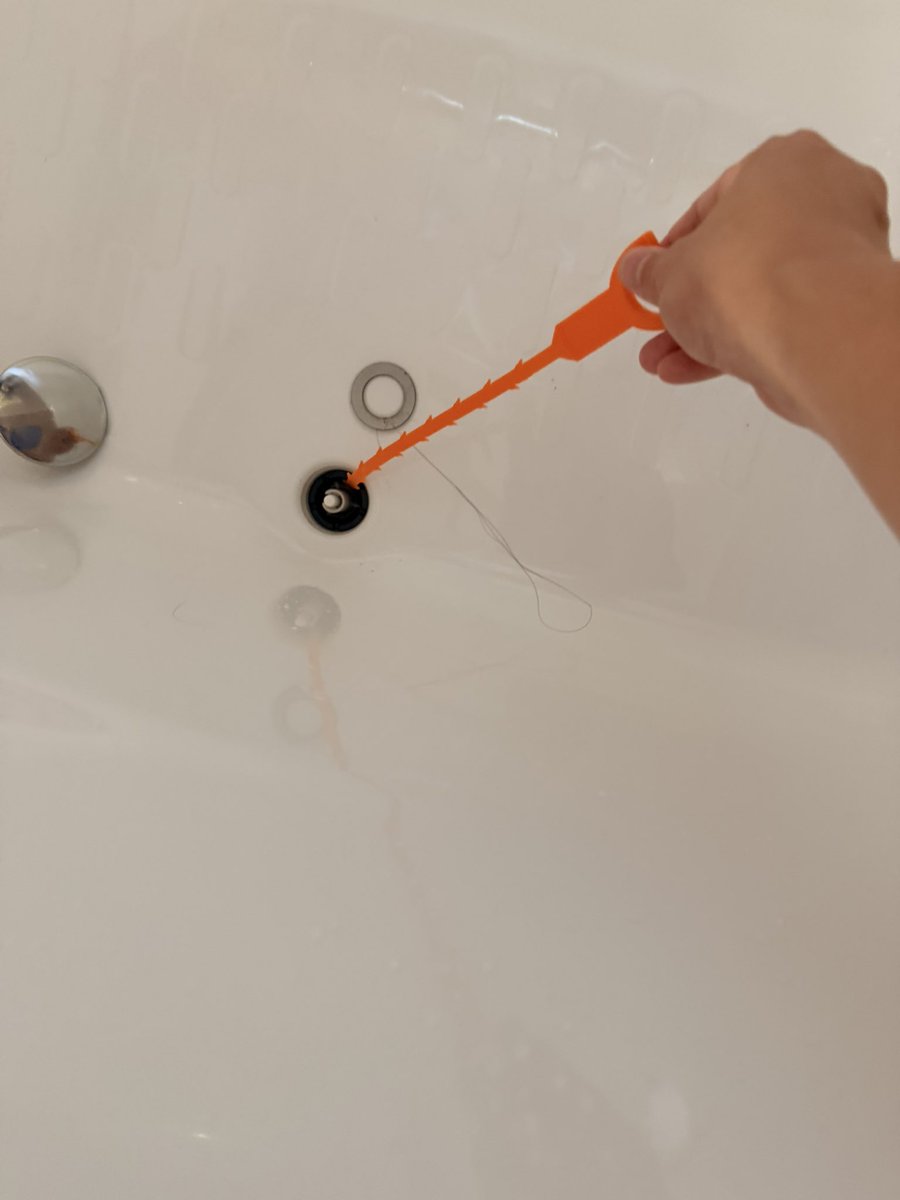 kk2co's tweet photo. 「名もなき家事」に気づかないのは夫ではなく、「やってない側」が気づいてないだけ。

俺は毎週末レベルでゴミ捨て→ゴミ箱をハイター洗浄、風呂掃除→排水口掃除、洗濯機の乾燥・排水フィルター→ブラシで掃除。

今日朝から汗だくで掃除してる俺に、妻は「寝室のエアコン切り忘れてる！」だから。 https://t.co/FSzod7LM3g