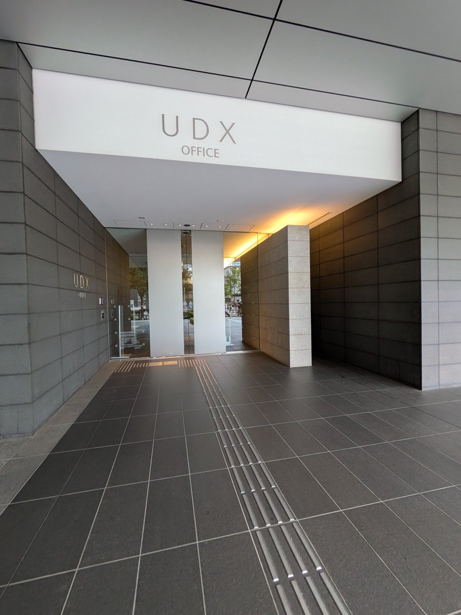 hanabunsan's tweet photo. 秋葉原の七不思議。

イタリアにルーツがあるパパ友が『UDXのエントランスにある定礎の裏に何故かトリナクリア(イタリアの伝統的モチーフ)があってすごく気になる』との事。

覗き込むとひっそりといた‥
冒険心旺盛な子供達が見つけたらしい。
そして調べても何も出てこないのが更に気になる‥‥笑 https://t.co/sdudzsmBJd
