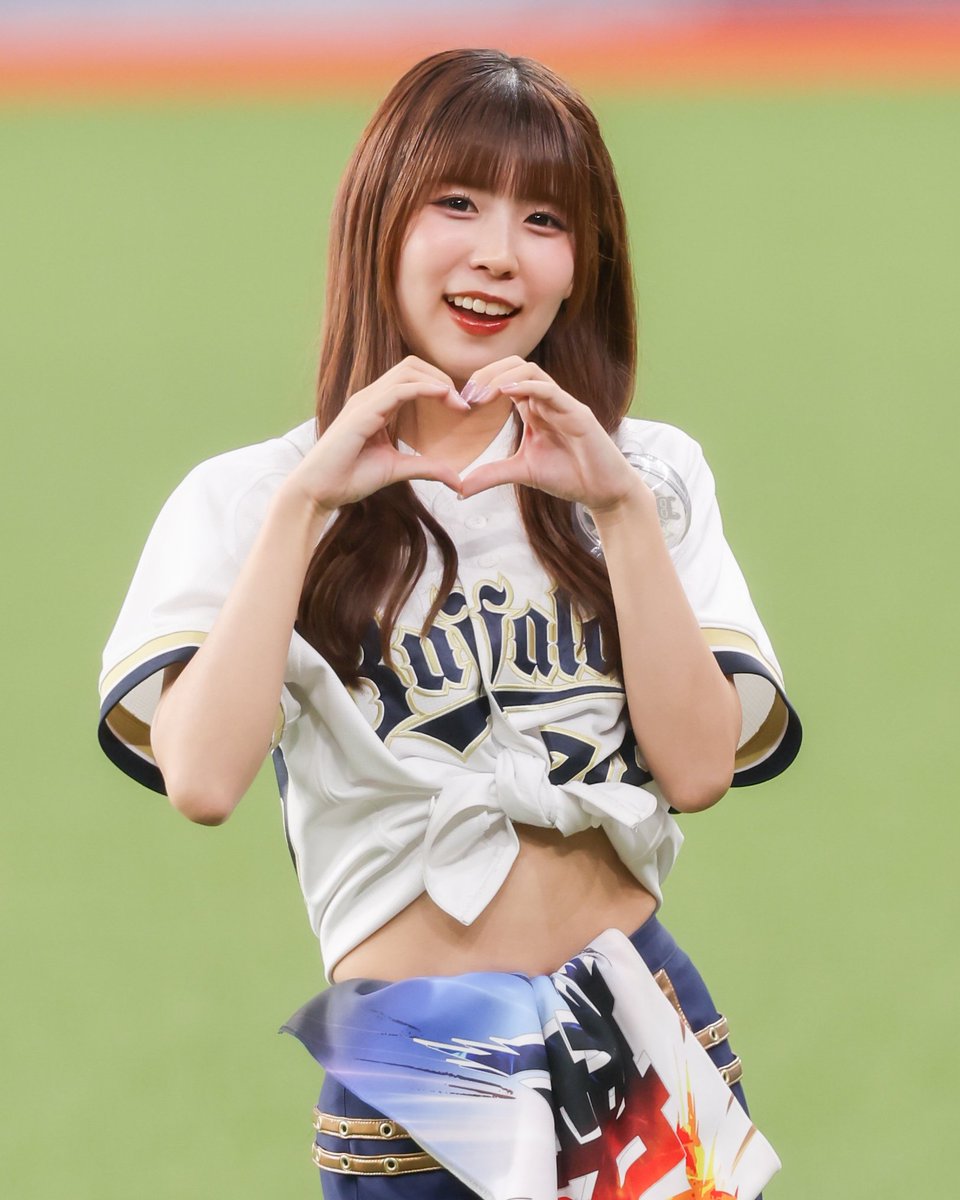 KEI_720_'s tweet photo. @NANA_BsG_398 可愛すぎる京セラのNANAありがとう🥰
客席で撮ってたのと同じ時かな🏟️

ぜーったい勝って一緒におりほーするぞ🐮🔥

いよいよ！✨
オリ姫ユニとNewネイル＆髪ツヤツヤのNANAに会えるのがめっちゃ楽しみ💓

また後で🐵🧡 https://t.co/HaSZbfgcZB