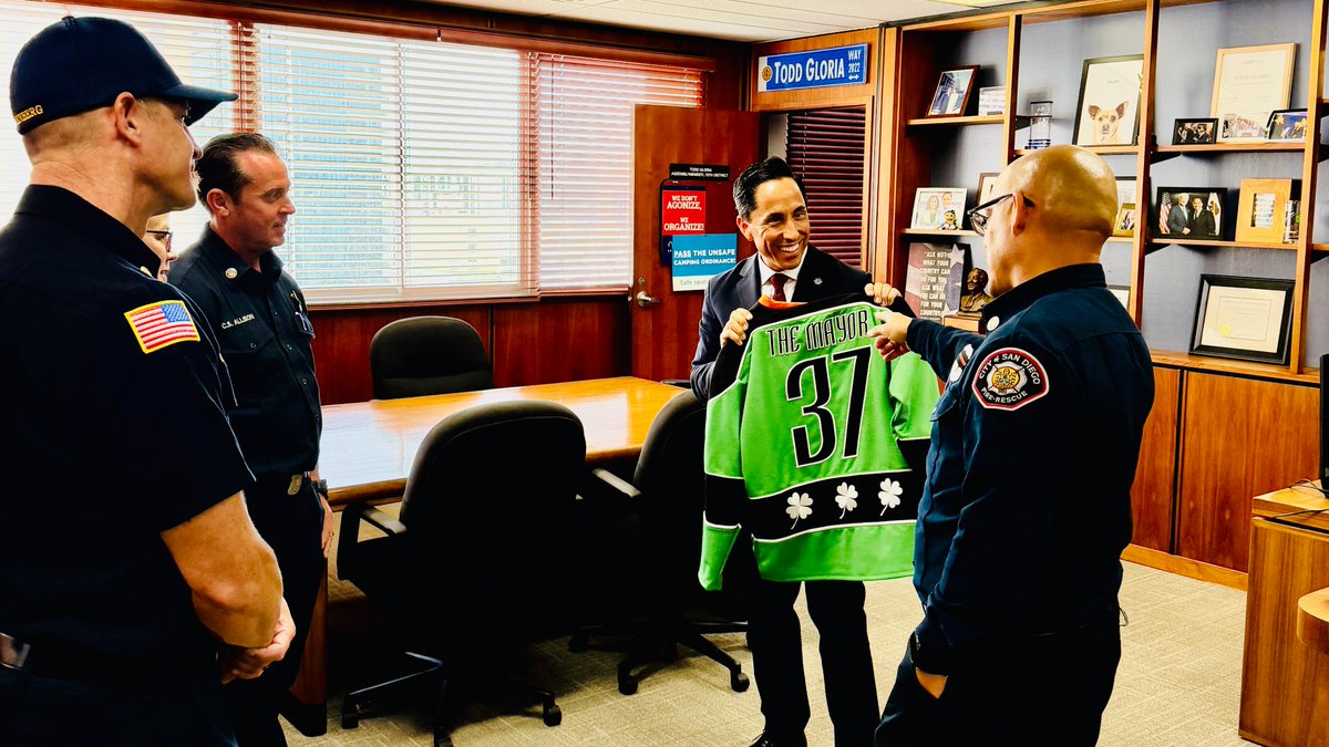 MayorToddGloria's tweet photo. Grateful to the @SDFD @SDFF_EmeraldSoc for stopping by City Hall—and for the incredible hockey jersey!
Through music and service, they honor their Gaelic heritage and the firefighting tradition.
Thank you for all you do, in uniform and beyond.
#ForAllofUs https://t.co/DwTWMji56p