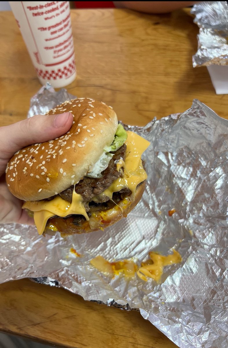 turnertimiti's tweet photo. fena balon sadece kadıköyde bundan güzel 10-15 burgerci var https://t.co/zfoilAur3y