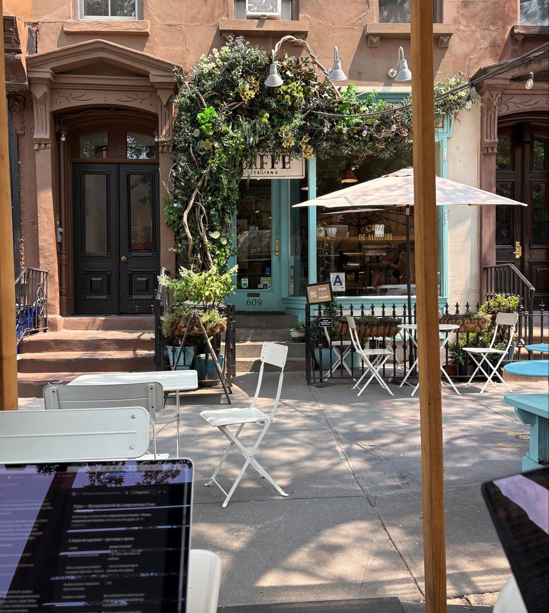 shaydesign_'s tweet photo. summer days in nyc, and the cutest coffee shop in brooklyn 👩🏻‍💻☕️ https://t.co/dhVngheZ8f