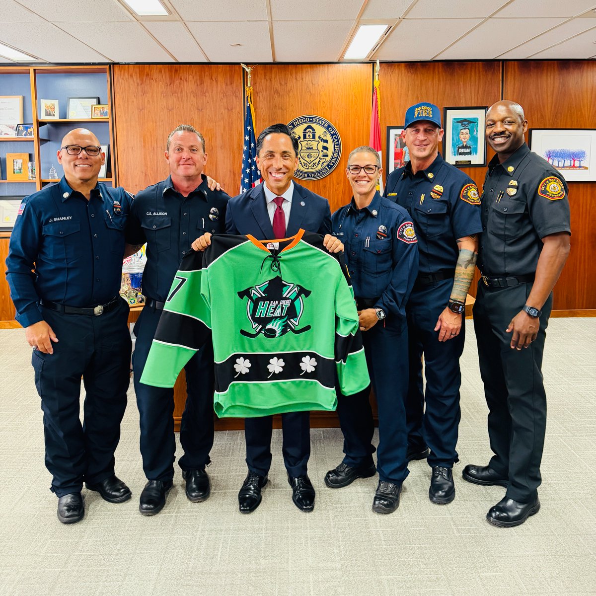 MayorToddGloria's tweet photo. Grateful to the @SDFD @SDFF_EmeraldSoc for stopping by City Hall—and for the incredible hockey jersey!
Through music and service, they honor their Gaelic heritage and the firefighting tradition.
Thank you for all you do, in uniform and beyond.
#ForAllofUs https://t.co/DwTWMji56p