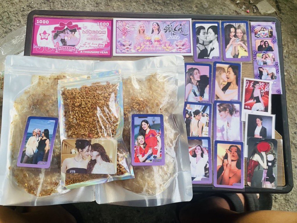 Emily130126's tweet photo. GA ĐỒ ĂN VẶT
Lại là Emily đây dù hơi bận với dealine cv nhưng vẫn tranh thủ lên Ga cho cả nhà. Emily sẽ tặng cho 2 bạn may mắn 2 phần tặng như hình bên dưới nhé.
Quà tặng gồm combo: bánh tráng xì ke + muối TN + bộ card hand made by me(như hình sau)
thể lệ tham gia : TYM + RT + CMT không giới hạn kèm KW AND HAGTAG
CHÚC CẢ NHÀ MAY MẮN NHOAAA

LINGORM ILF EP5
#วาดฝันวันวิวาห์EP5