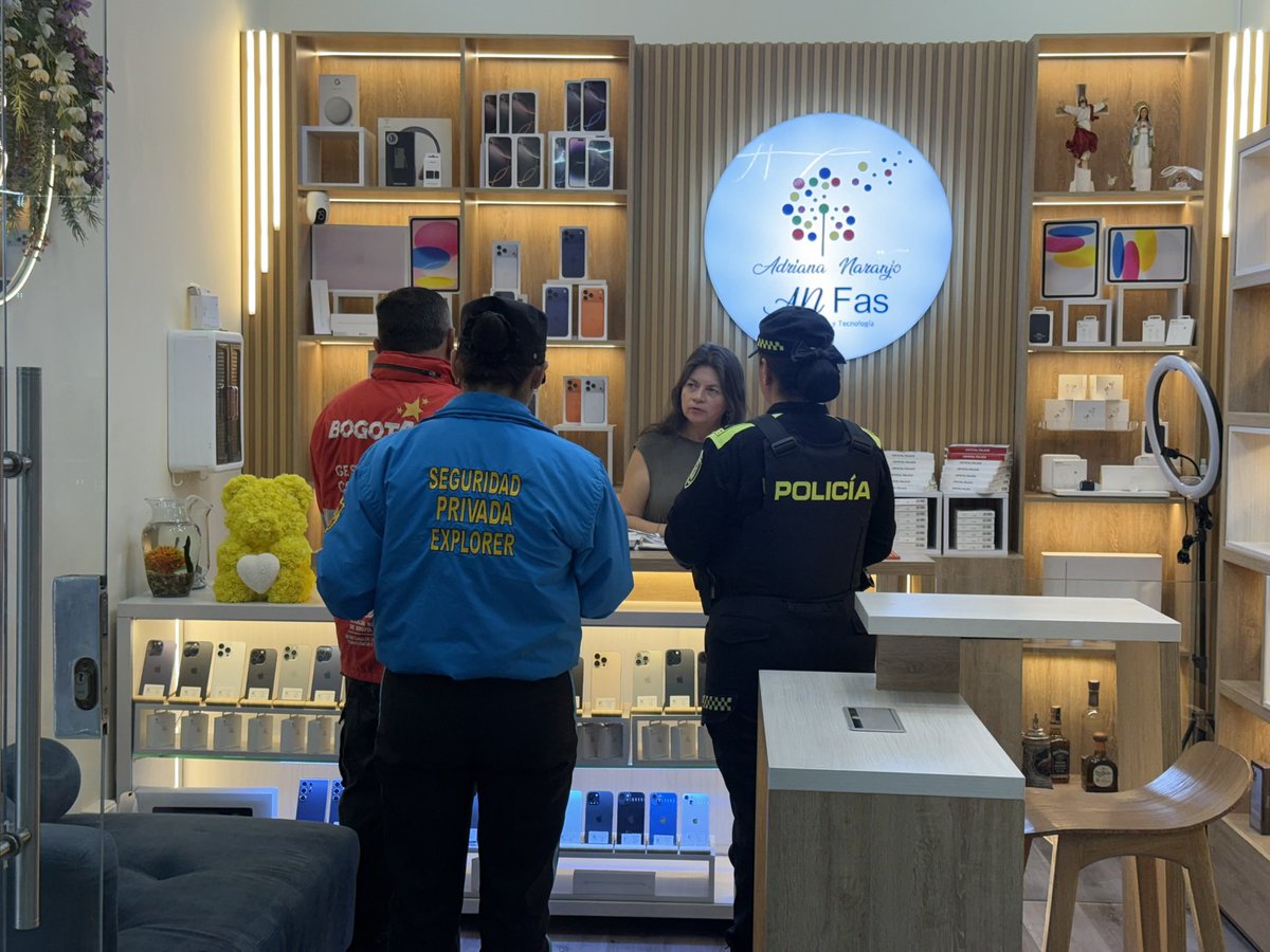 PuenteAranda_'s tweet photo. Fortalecemos la seguridad en San Andresito de la 38 con una jornada de sensibilización dirigida a comerciantes y visitantes sobre medidas para prevenir el hurto y promover la denuncia oportuna. https://t.co/sbcF3JcaY7