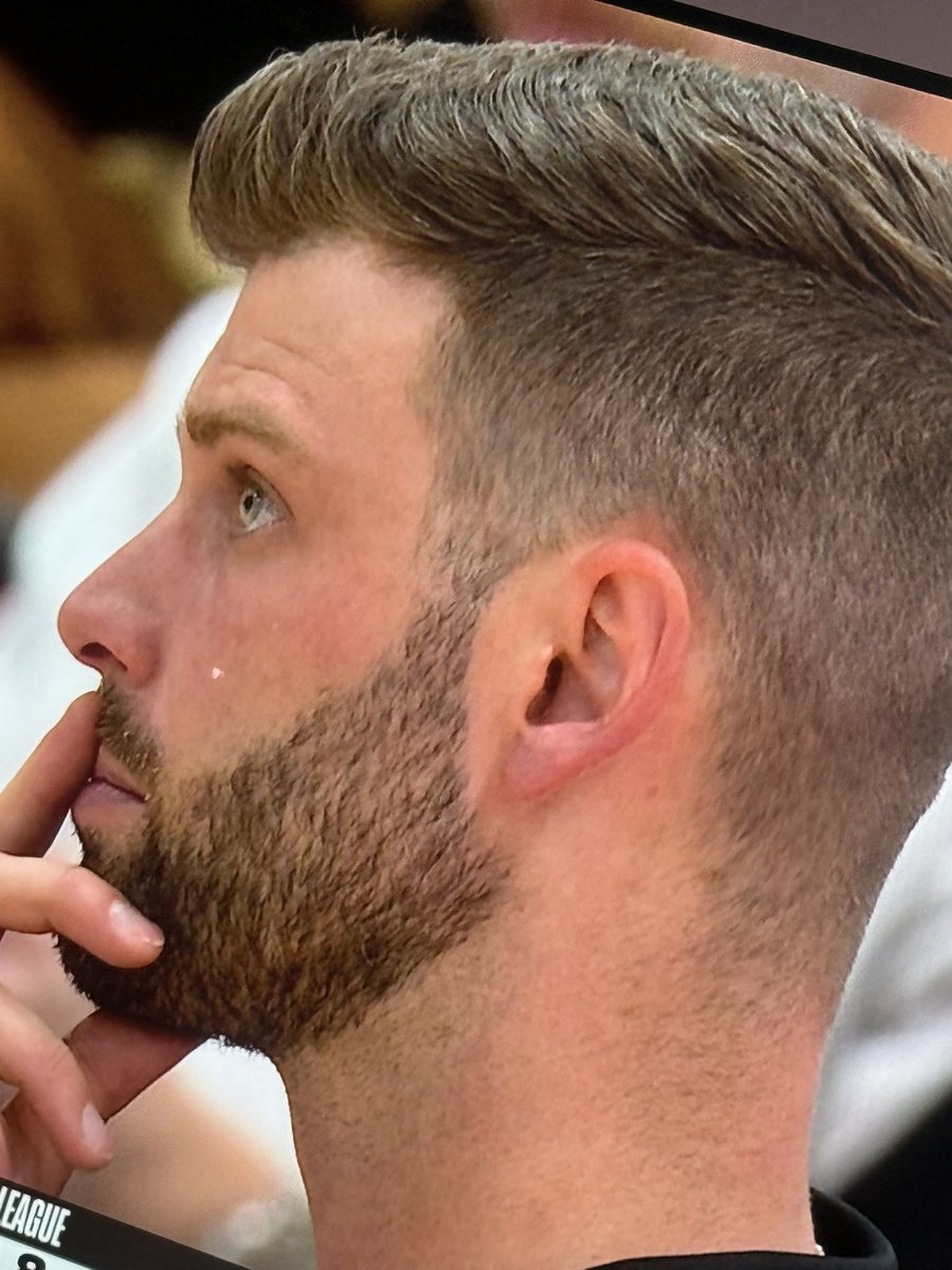 CharlitHornets_'s tweet photo. Cuh got the cleanest cut ever but can’t coach to save his life 😭😭😭😭 https://t.co/rRQH2IJI5U