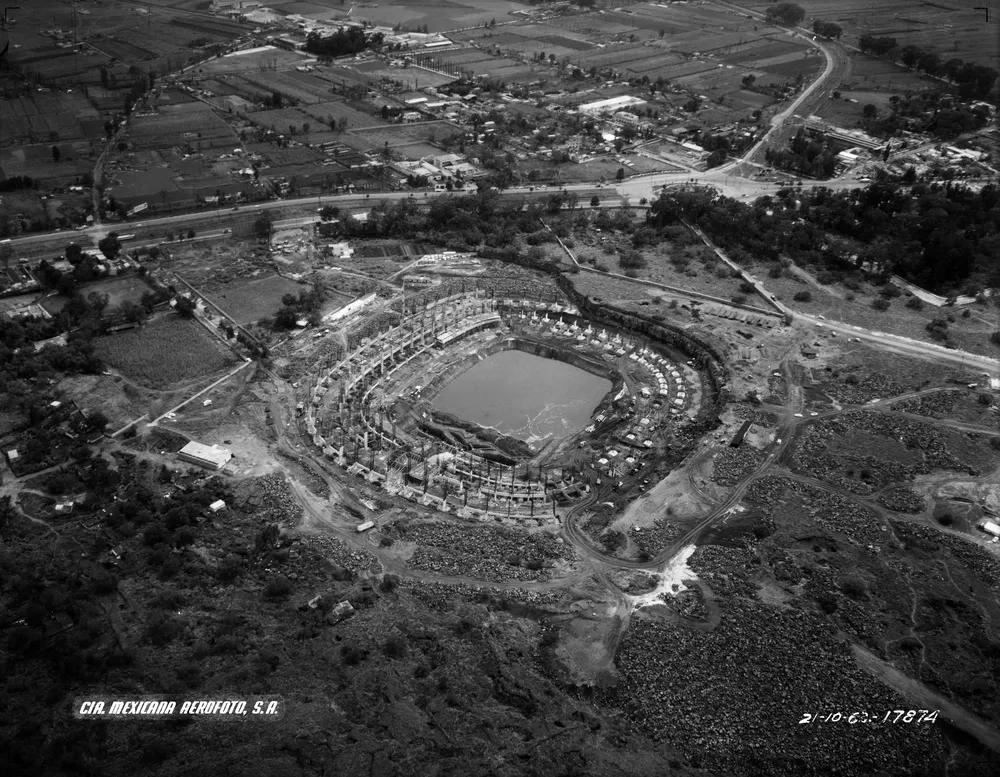 googleespanol's tweet photo. Lanzamos un recorrido interactivo en Google Earth para que camines por donde Pelé y Maradona se convirtieron en leyendas. 🏆🇲🇽

Integramos imágenes históricas del archivo de la Fundación ICA que te permitirán ver cómo lucía el Estadio Azteca en los años 60 y 70. Te facilitamos un viaje visual por sus seis décadas de gloria deportiva justo ahora que acaba de hacer historia mundialista una vez más.

🌎 Entra a la cancha desde aquí: https://t.co/hIUeQifkE6 ⚽