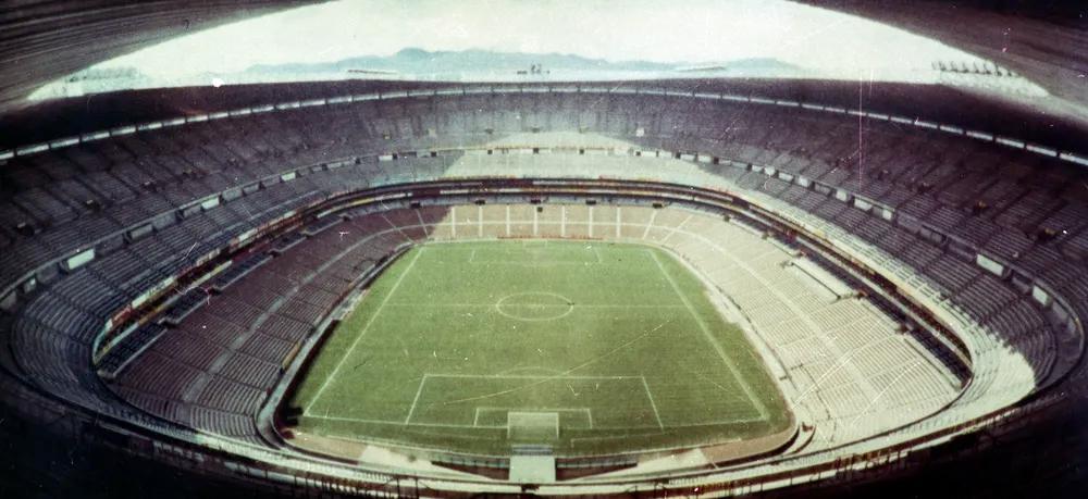 googleespanol's tweet photo. Lanzamos un recorrido interactivo en Google Earth para que camines por donde Pelé y Maradona se convirtieron en leyendas. 🏆🇲🇽

Integramos imágenes históricas del archivo de la Fundación ICA que te permitirán ver cómo lucía el Estadio Azteca en los años 60 y 70. Te facilitamos un viaje visual por sus seis décadas de gloria deportiva justo ahora que acaba de hacer historia mundialista una vez más.

🌎 Entra a la cancha desde aquí: https://t.co/hIUeQifkE6 ⚽