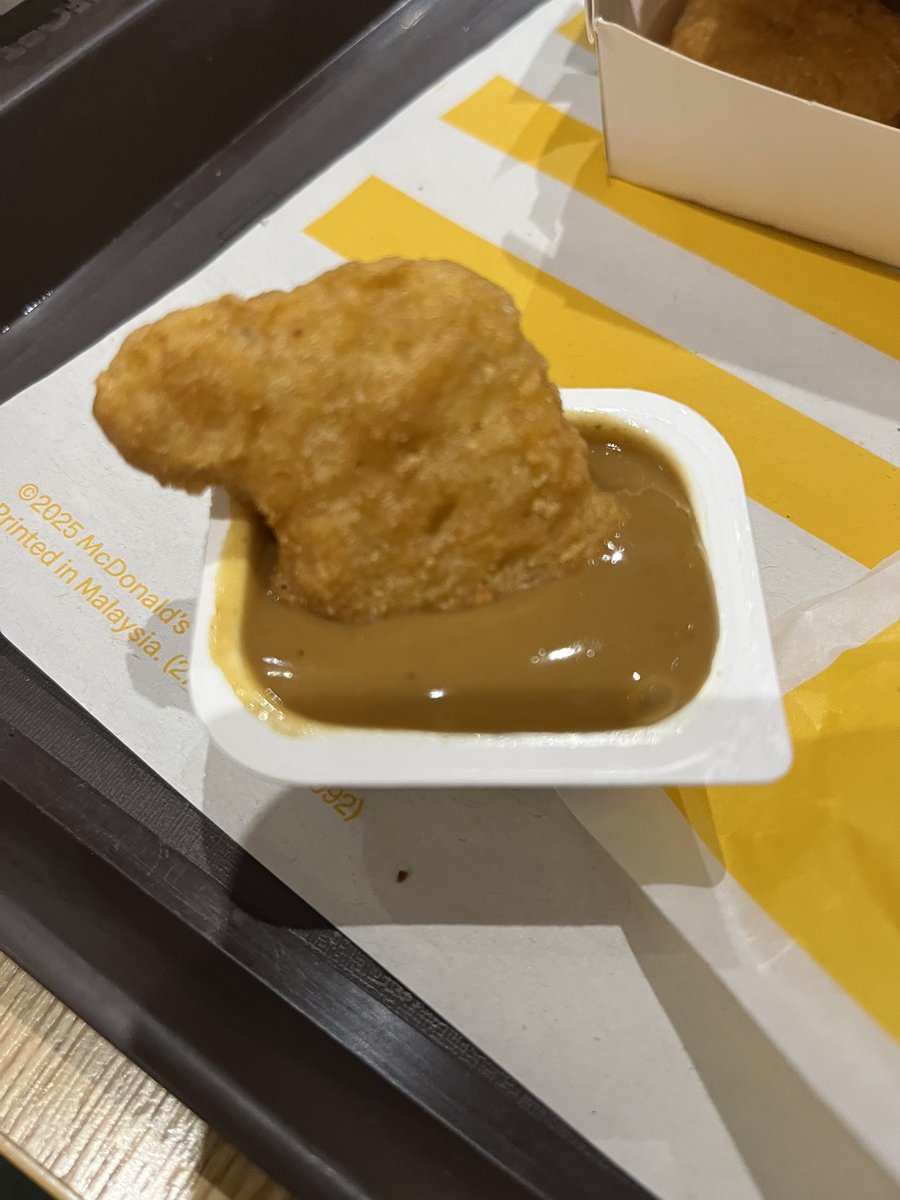 ACE_CarbonFiber's tweet photo. シンガポールのマック
カレーポテトチキンバーガー
カレー味のナゲットソース https://t.co/7WEvWLGWEs
