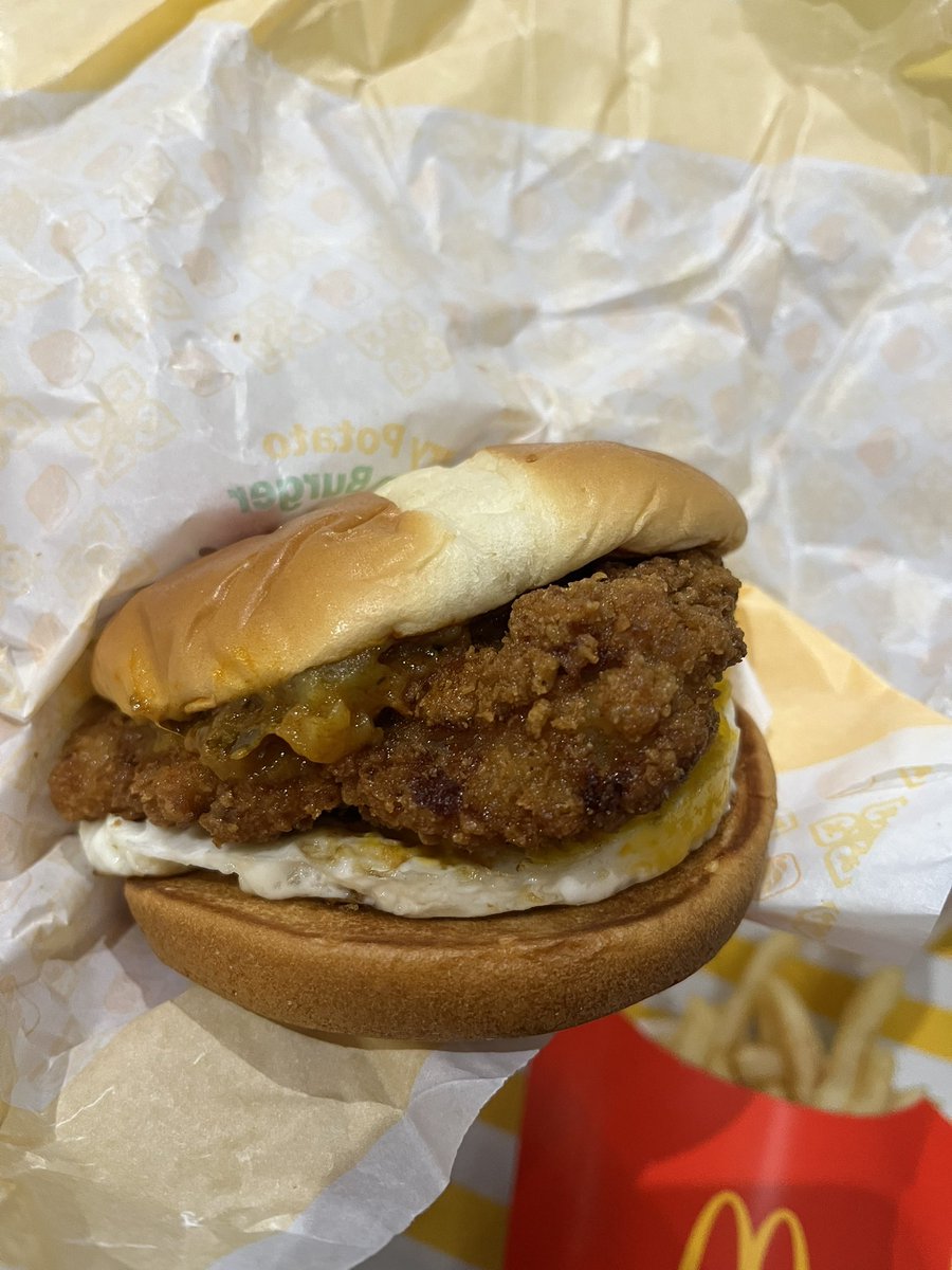 ACE_CarbonFiber's tweet photo. シンガポールのマック
カレーポテトチキンバーガー
カレー味のナゲットソース https://t.co/7WEvWLGWEs