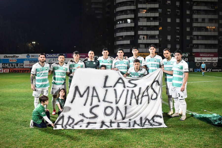 eldestapeweb's tweet photo. "Las Malvinas son argentinas"  

👉La bandera de los jugadores de Ferro en el partido contra Colón.