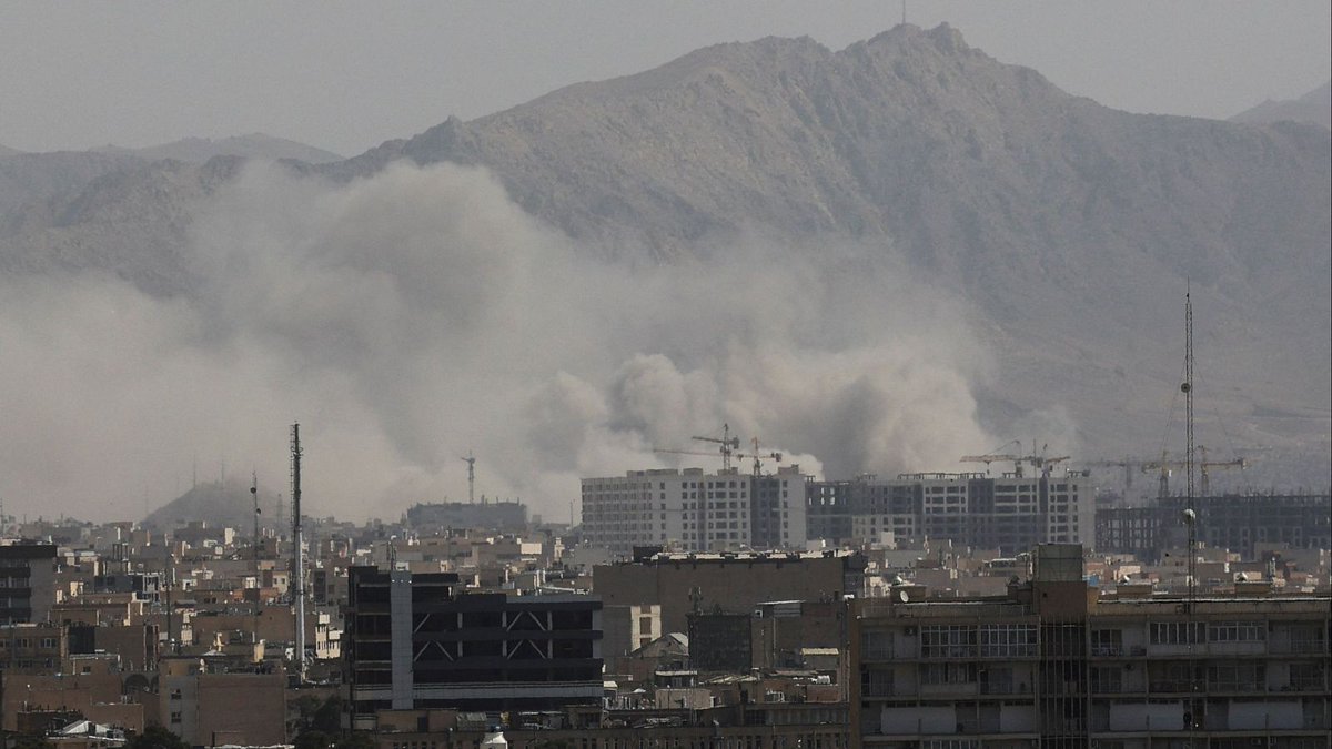 teleSURtv's tweet photo. 🚨Al menos 3 muertos y 8 heridos por ataques de EE.UU. contra la provincia iraní de Hormozgan. IRIB confirmó el balance en la séptima jornada consecutiva de bombardeos. Irán responde contra bases estadounidenses y acusa a Washington de violar el alto el fuego. #Irán #EEUU #OrienteMedio #teleSUR #17deJul