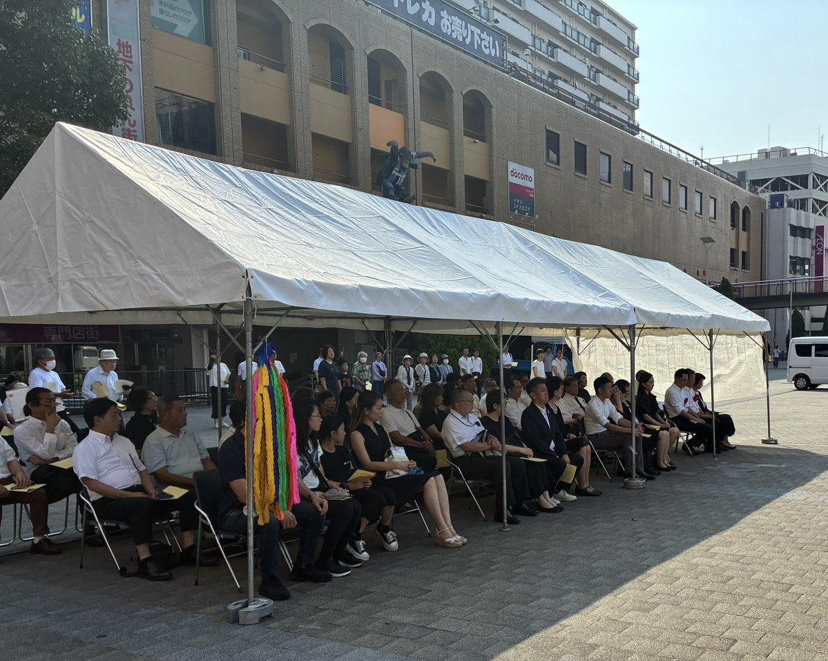 naomi_tokashiki's tweet photo. 昨夜、衆議院で国会会期延長の採決を終え、新幹線で大阪へ戻りました。今朝は、吹田市の「平和の塔祈念献花式」に参列しました。この式典は毎年7月、JR吹田駅前のさんくす夢広場で開催され、非核平和都市宣言の理念のもと、原爆犠牲者の御霊に哀悼の誠を捧げ、核兵器廃絶と恒久平和への誓いを新たにする大切な式典です。平和の塔は1960年に建立され、駅前再開発を経て1980年に現在の場所へ再建されました。塔の足元には広島・長崎の方角へ羽ばたく鳩の像と「非核平和都市宣言」の碑が設けられ、市民の平和への願いが今も受け継がれています。今年も子どもたちが心を込めて折った千羽鶴が奉納され、平和を未来へつなぐ尊い思いを感じました。戦争を知る世代が少なくなる今こそ、その惨禍を風化させてはなりません。平和は願うだけで実現するものではなく、守り育てていくものです。命の尊さを次の世代へ確実に伝え、核兵器のない世界と恒久平和の実現に向けて、政治が果たすべき責任を全力で担ってまいります。その決意を胸に、心を込めて献花させていただきました。