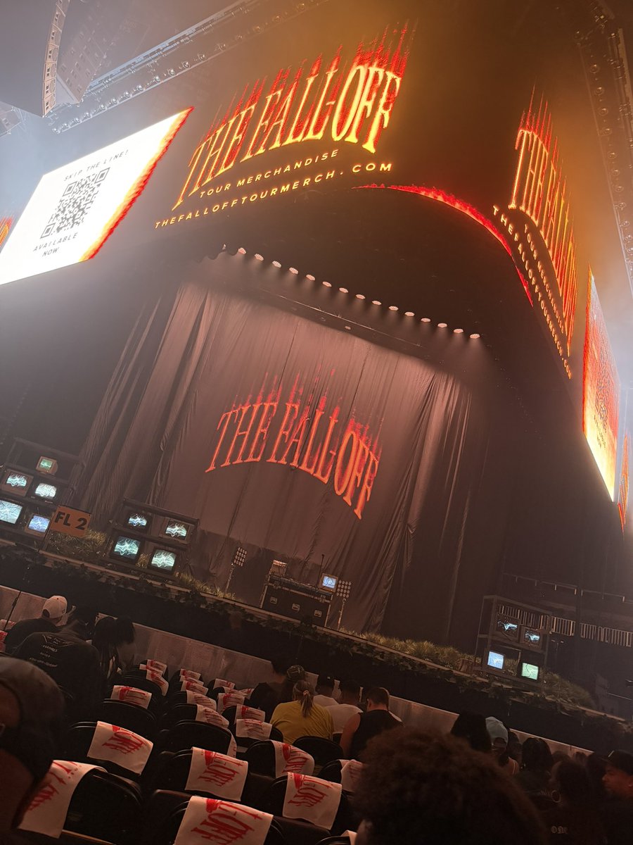 PY_Tan's tweet photo. Had to see Jermaine though 💙 https://t.co/VZ6tsc97k2