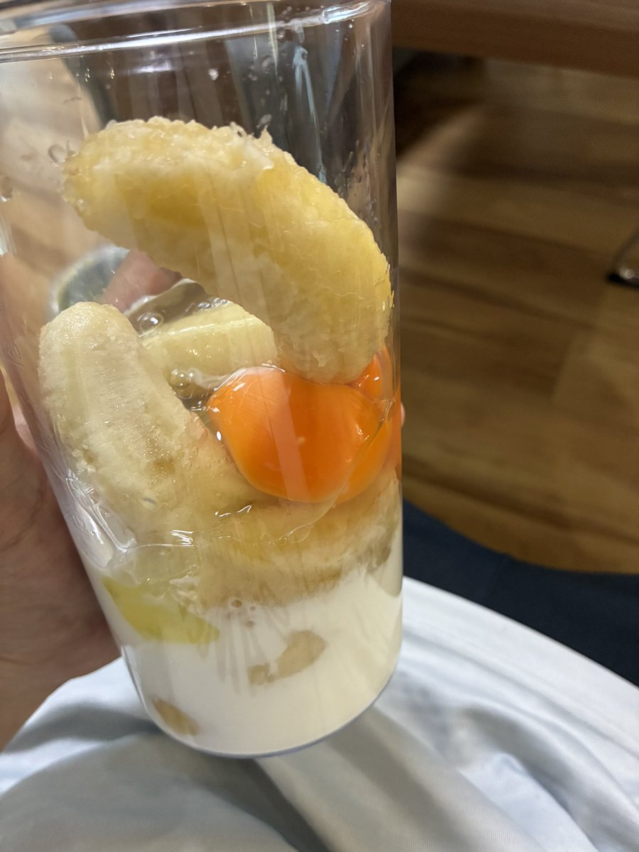 whitebear428's tweet photo. バナナ（小サイズ）×5本
卵×2個
牛乳 ちょこっと

＝朝から一撃スタミナドリンク
こいつで優勝していくぜ https://t.co/bYe3Gaz2GQ