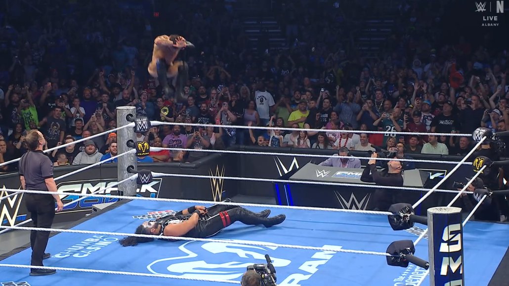 ADPSHOWOFICIAL's tweet photo. ✅ #FinnBalor se lleva la victoria en el primer combate de la noche.
El primer Campeón Universal de WWE demostró toda su experiencia y derrotó a #TallaTonga tras conectar dos Coup de Grâce que fueron demasiado para su rival.
Balor manda un mensaje claro: sigue siendo un peligro para cualquiera que se cruce en su camino.
#smackdown #adpshow #summerslam