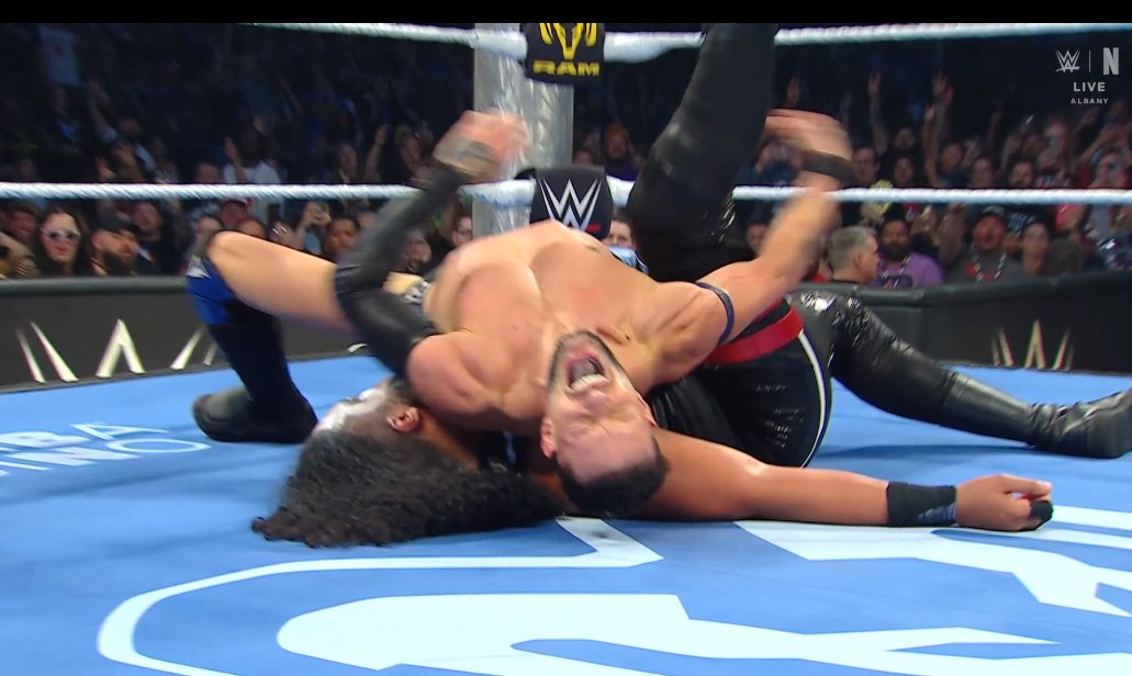 ADPSHOWOFICIAL's tweet photo. ✅ #FinnBalor se lleva la victoria en el primer combate de la noche.
El primer Campeón Universal de WWE demostró toda su experiencia y derrotó a #TallaTonga tras conectar dos Coup de Grâce que fueron demasiado para su rival.
Balor manda un mensaje claro: sigue siendo un peligro para cualquiera que se cruce en su camino.
#smackdown #adpshow #summerslam