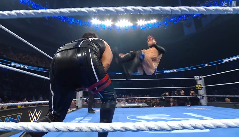 ADPSHOWOFICIAL's tweet photo. ✅ #FinnBalor se lleva la victoria en el primer combate de la noche.
El primer Campeón Universal de WWE demostró toda su experiencia y derrotó a #TallaTonga tras conectar dos Coup de Grâce que fueron demasiado para su rival.
Balor manda un mensaje claro: sigue siendo un peligro para cualquiera que se cruce en su camino.
#smackdown #adpshow #summerslam