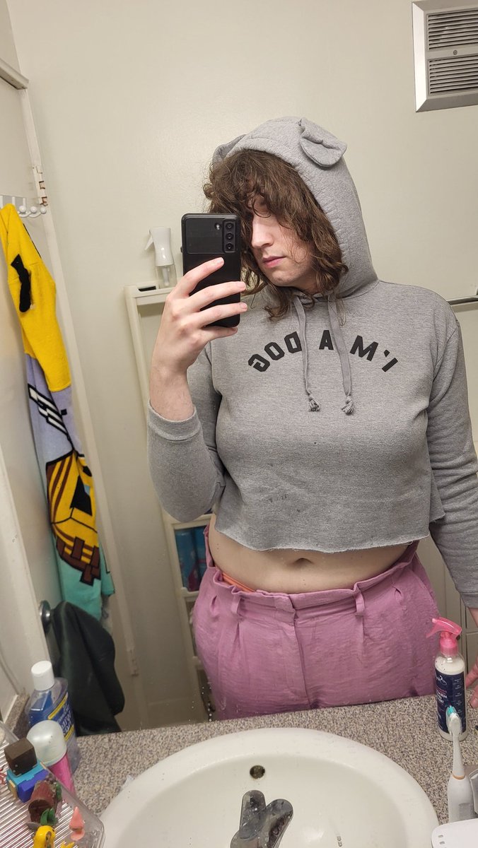 Zelltarian's tweet photo. i can't tell what this hoodie says https://t.co/oqHHsqKiR8