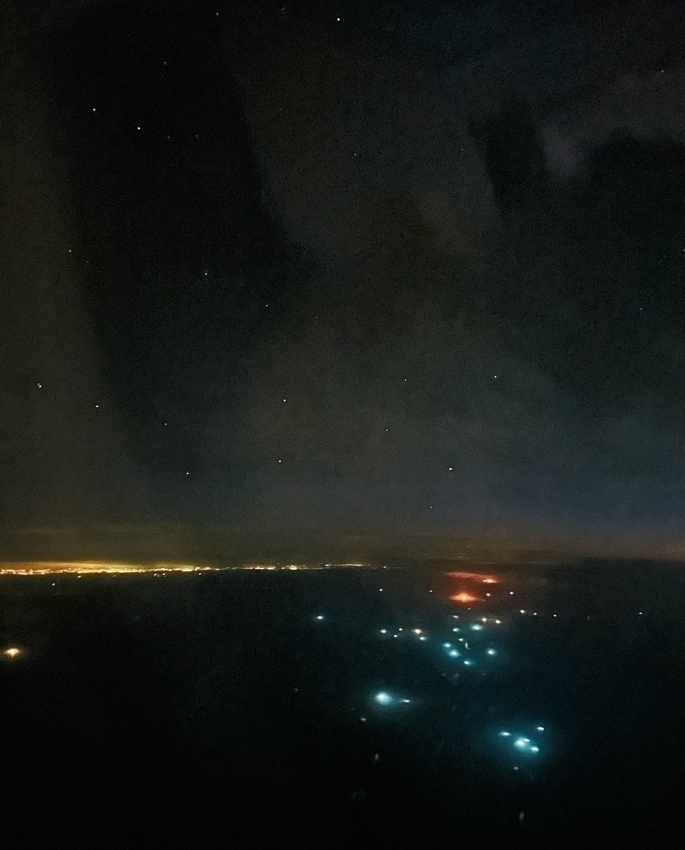 左の窓に逆さまになった北斗七星を眺めながら、夜空は星いっぱい