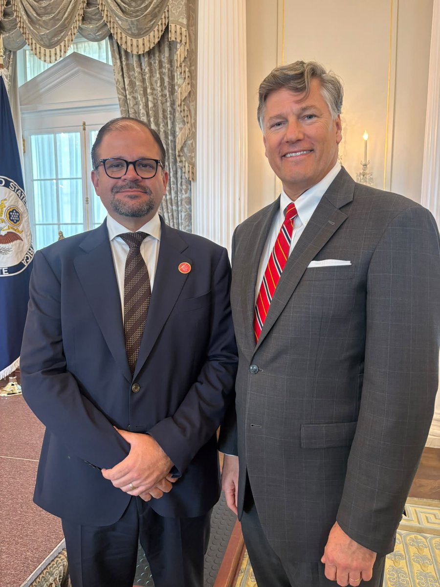JohnReimberg's tweet photo. Mi visita a Washington y la participación en la Ministerial sobre el Terrorismo Político con la participación de 60 delegados y encabezado por el Secretario de Estado Marco Rubio dejaron un mensaje claro: la lucha contra el crimen organizado, el terrorismo político y quienes buscan capturar las instituciones no tiene fronteras.

Los corruptos, los que pactaron con criminales y quienes creen que la impunidad será eterna deben entender algo: el mundo cambió. La cooperación internacional está más firme que nunca y la justicia alcanzará a quienes han traicionado a sus pueblos.

Ecuador no retrocede. Con decisión, con aliados y con la fuerza del Estado vamos a recuperar la seguridad y defender la democracia.
